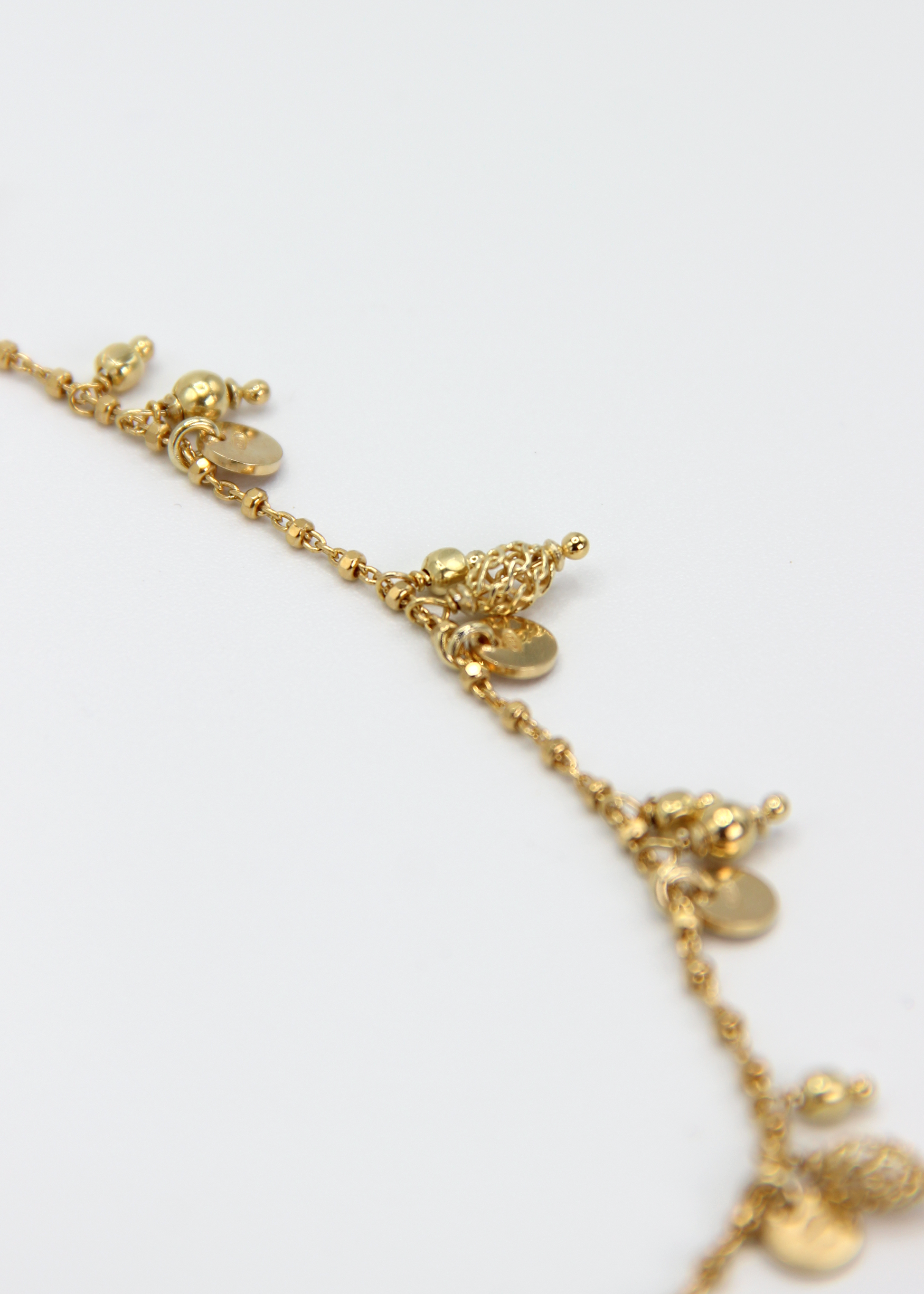 Dettaglio dei ciondoli traforati, delle medagliette e delle pepite della collana Little Princess Monochrome Laura Sciunnach in argento 925. Gioiello artigianale Made in Italy con lavorazione raffinata e design contemporaneo.