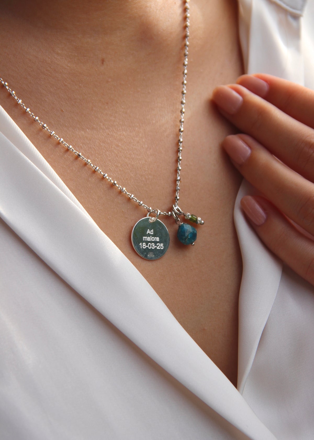 Sigilla Ricordi è una collana in argento 925, disponibile anche in placcato oro e oro rosa, pensata per custodire momenti speciali. Personalizzabile con incisioni su misura e arricchita da due ciondoli in pietra dura semipreziosa disponibili in 12 varianti, è il gioiello perfetto per portare sempre con te un’emozione preziosa.