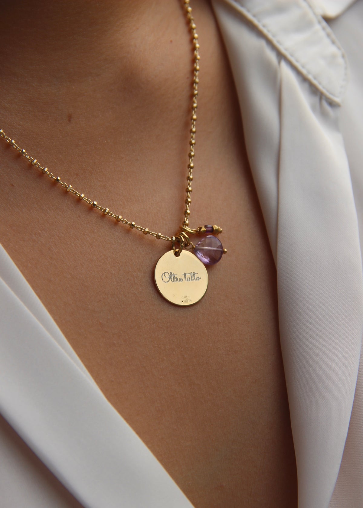 Sigilla Ricordi è una collana in argento 925, disponibile anche in placcato oro e oro rosa, pensata per custodire momenti speciali. Personalizzabile con incisioni su misura e arricchita da due ciondoli in pietra dura semipreziosa disponibili in 12 varianti, è il gioiello perfetto per portare sempre con te un’emozione preziosa.