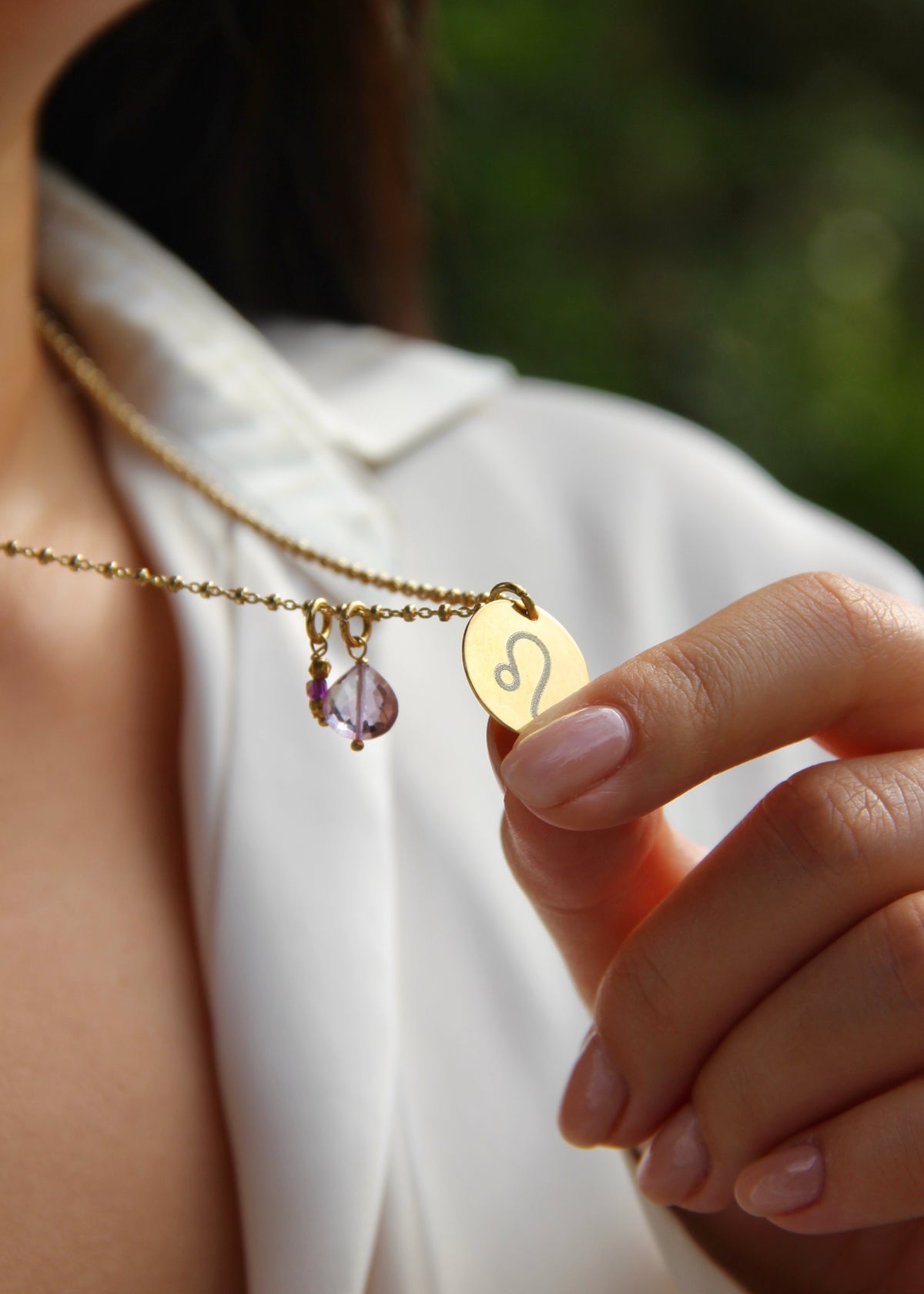 Sigilla Ricordi è una collana in argento 925, disponibile anche in placcato oro e oro rosa, pensata per custodire momenti speciali. Personalizzabile con incisioni su misura e arricchita da due ciondoli in pietra dura semipreziosa disponibili in 12 varianti, è il gioiello perfetto per portare sempre con te un’emozione preziosa.