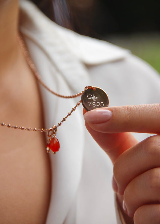 Sigilla Ricordi è una collana in argento 925, disponibile anche in placcato oro e oro rosa, pensata per custodire momenti speciali. Personalizzabile con incisioni su misura e arricchita da due ciondoli in pietra dura semipreziosa disponibili in 12 varianti, è il gioiello perfetto per portare sempre con te un’emozione preziosa.