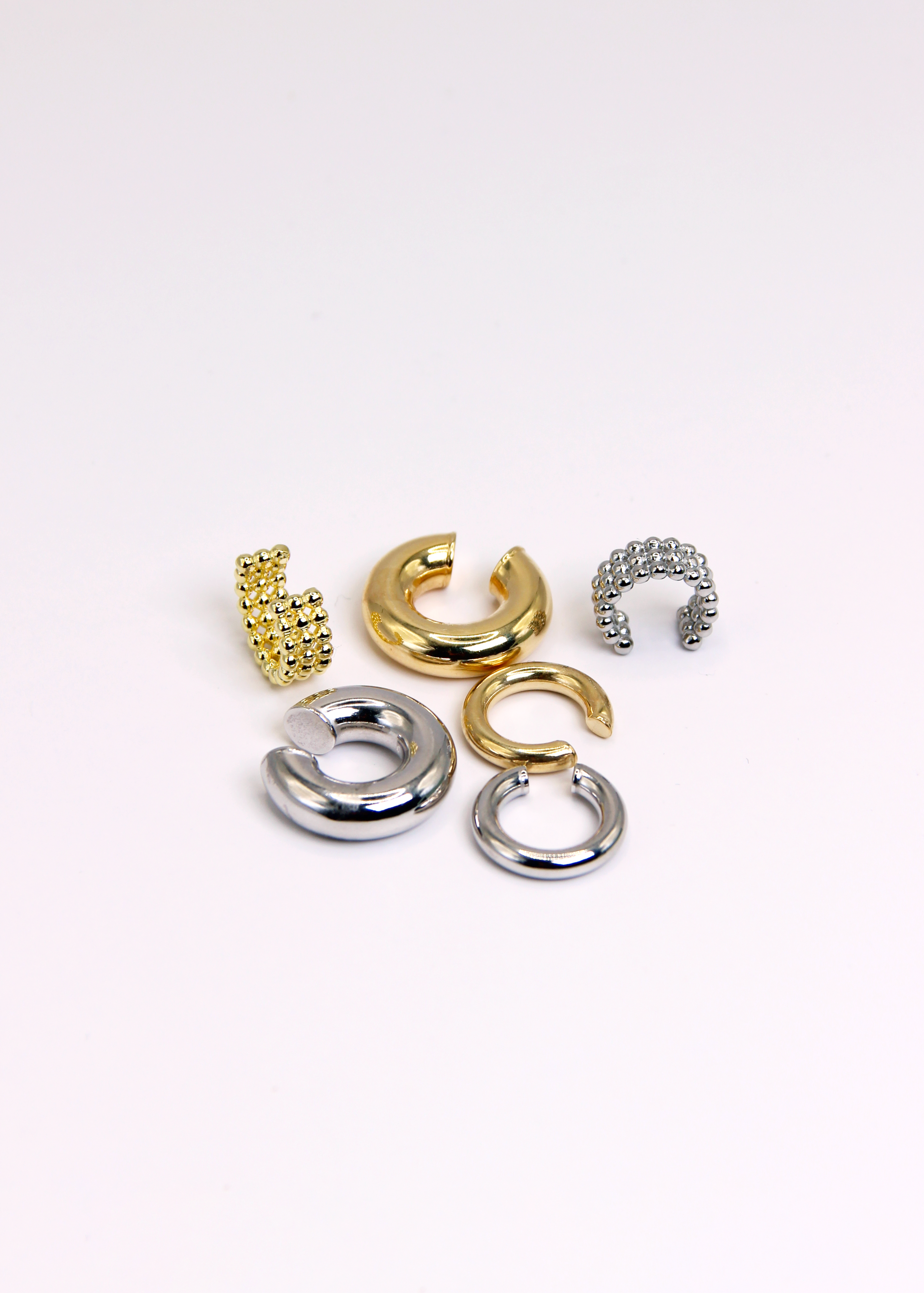 Ear cuff bold grande in Argento 925, spesso, liscio e dal finish lucido. Orecchino da cartilagine senza chiusura, facile da indossare e regolabile in diverse posizioni sull'orecchio. Perfetto da abbinare ad altri gioielli per un look elegante e contemporaneo. Disponibile anche con placcatura in oro. Diametro: 2 cm.  

Acquista su Laura Sciunnach.