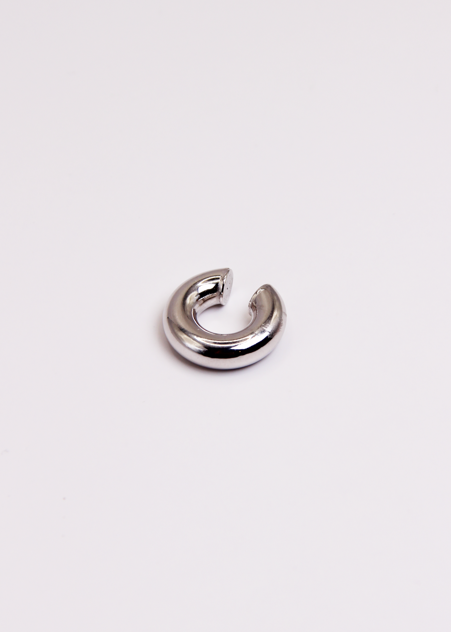 Ear cuff bold grande in Argento 925, spesso, liscio e dal finish lucido. Orecchino da cartilagine senza chiusura, facile da indossare e regolabile in diverse posizioni sull'orecchio. Perfetto da abbinare ad altri gioielli per un look elegante e contemporaneo. Disponibile anche con placcatura in oro. Diametro: 2 cm.  

Acquista su Laura Sciunnach.