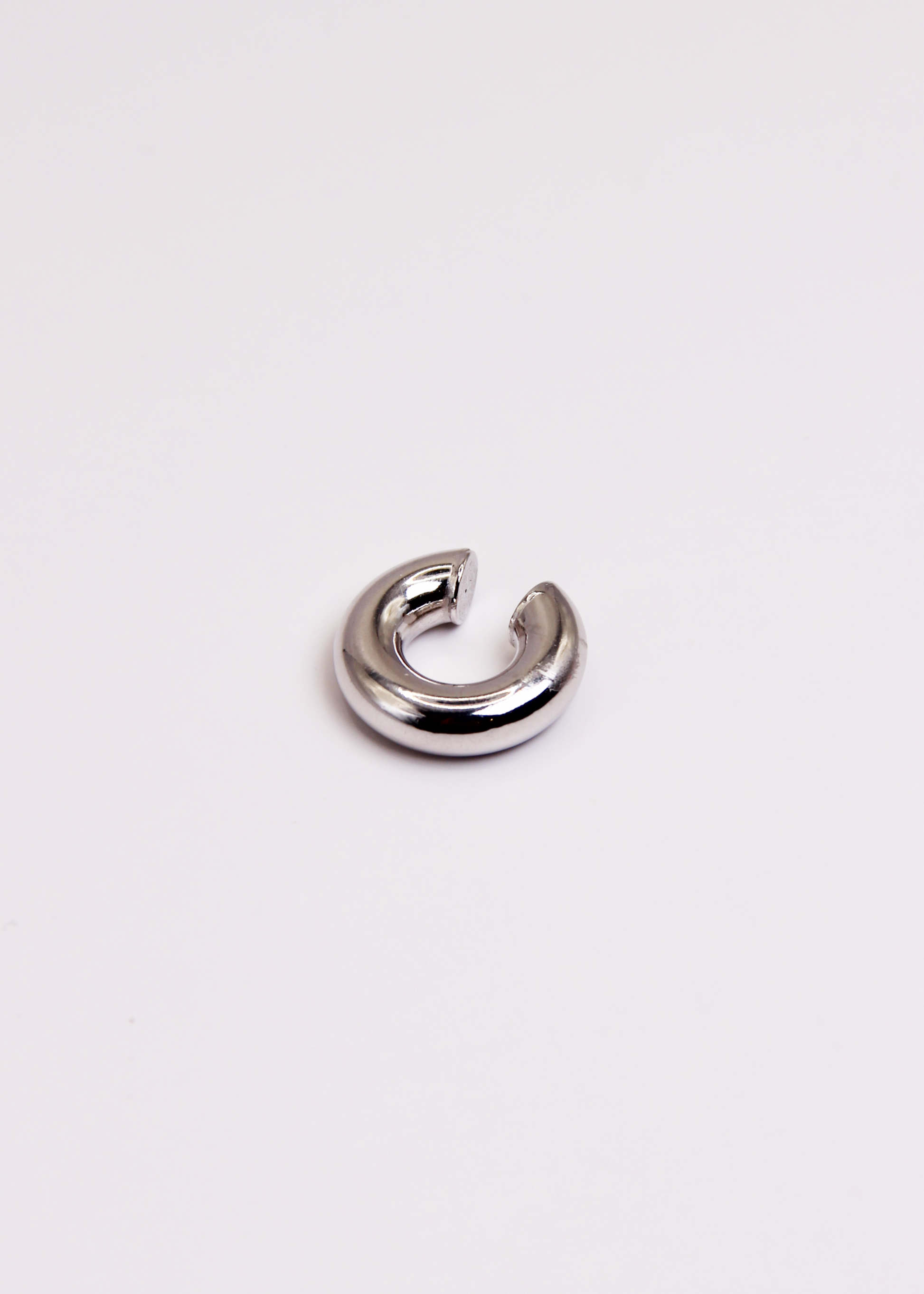 Ear cuff bold grande in Argento 925, spesso, liscio e dal finish lucido. Orecchino da cartilagine senza chiusura, facile da indossare e regolabile in diverse posizioni sull'orecchio. Perfetto da abbinare ad altri gioielli per un look elegante e contemporaneo. Disponibile anche con placcatura in oro. Diametro: 2 cm.  

Acquista su Laura Sciunnach.