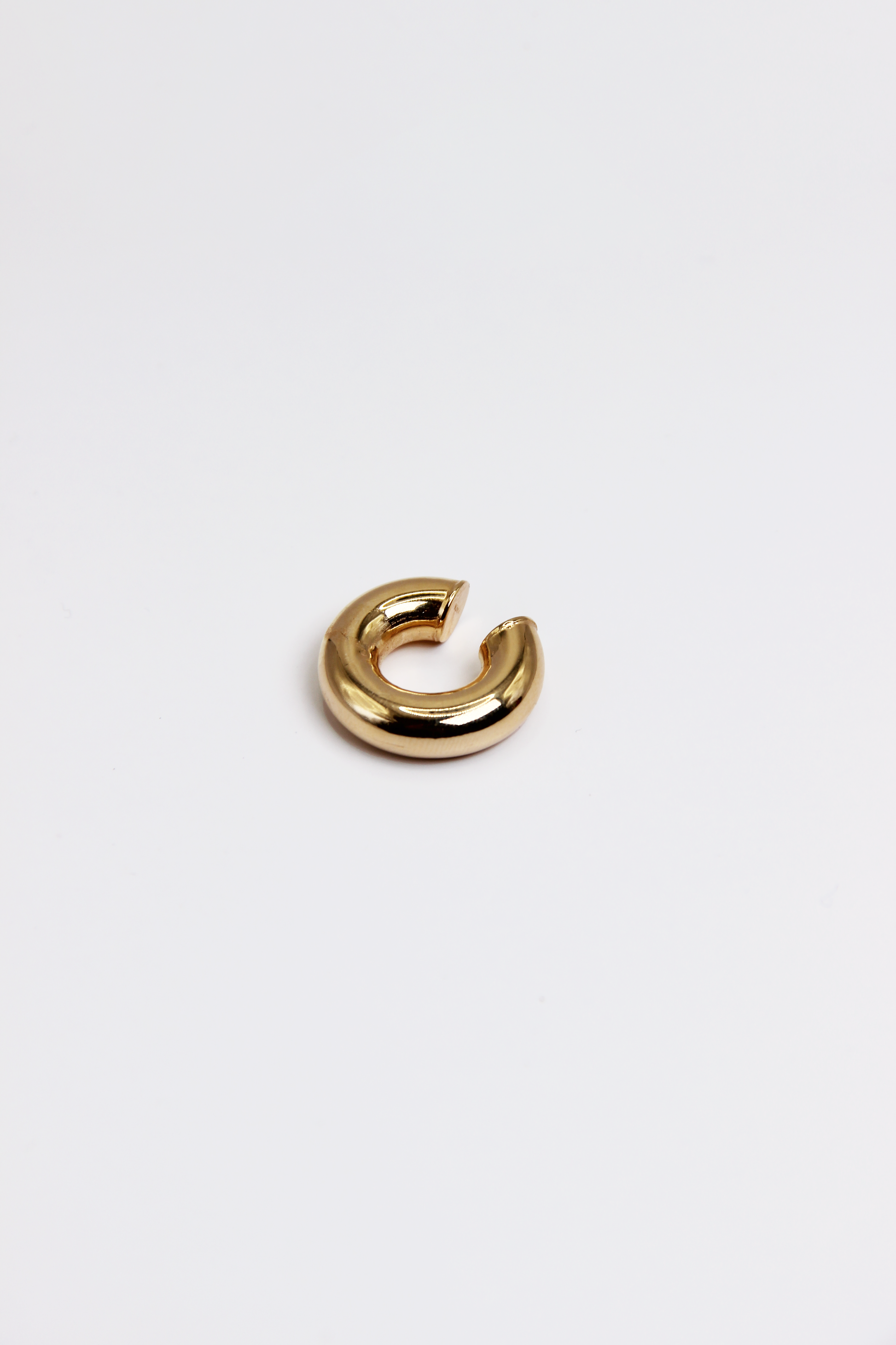 Ear cuff bold grande in Argento 925, spesso, liscio e dal finish lucido. Orecchino da cartilagine senza chiusura, facile da indossare e regolabile in diverse posizioni sull'orecchio. Perfetto da abbinare ad altri gioielli per un look elegante e contemporaneo. Disponibile anche con placcatura in oro. Diametro: 2 cm.  

Acquista su Laura Sciunnach.