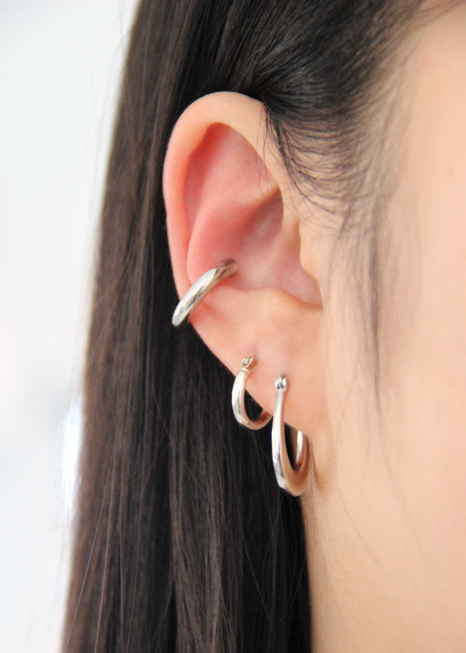 Ear cuff bold liscio sottile in Argento 925, dal design minimalista e raffinato. Orecchino da cartilagine senza chiusura, leggero e versatile, posizionabile in diversi punti dell’orecchio. Ideale per creare combinazioni uniche con altri gioielli. Disponibile anche con placcatura in oro. Diametro: 1,5 cm.  

Acquista su Laura Sciunnach.