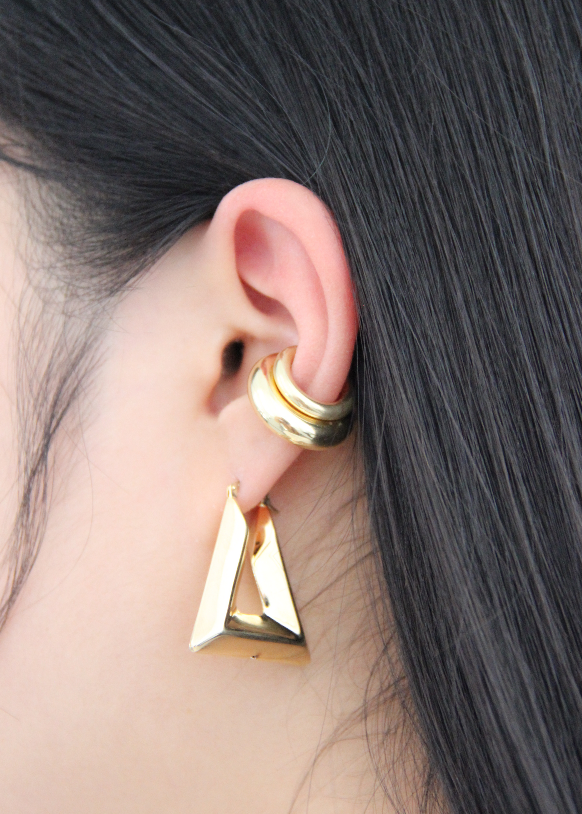 Ear cuff bold liscio sottile in Argento 925, dal design minimalista e raffinato. Orecchino da cartilagine senza chiusura, leggero e versatile, posizionabile in diversi punti dell’orecchio. Ideale per creare combinazioni uniche con altri gioielli. Disponibile anche con placcatura in oro. Diametro: 1,5 cm.  

Acquista su Laura Sciunnach.