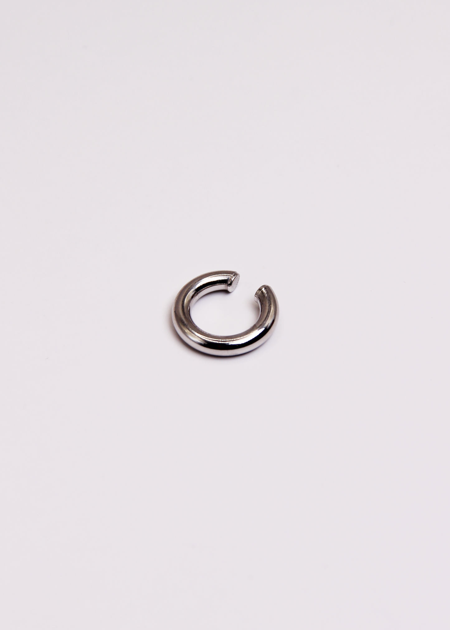 Ear cuff bold liscio sottile in Argento 925, dal design minimalista e raffinato. Orecchino da cartilagine senza chiusura, leggero e versatile, posizionabile in diversi punti dell’orecchio. Ideale per creare combinazioni uniche con altri gioielli. Disponibile anche con placcatura in oro. Diametro: 1,5 cm.  

Acquista su Laura Sciunnach.