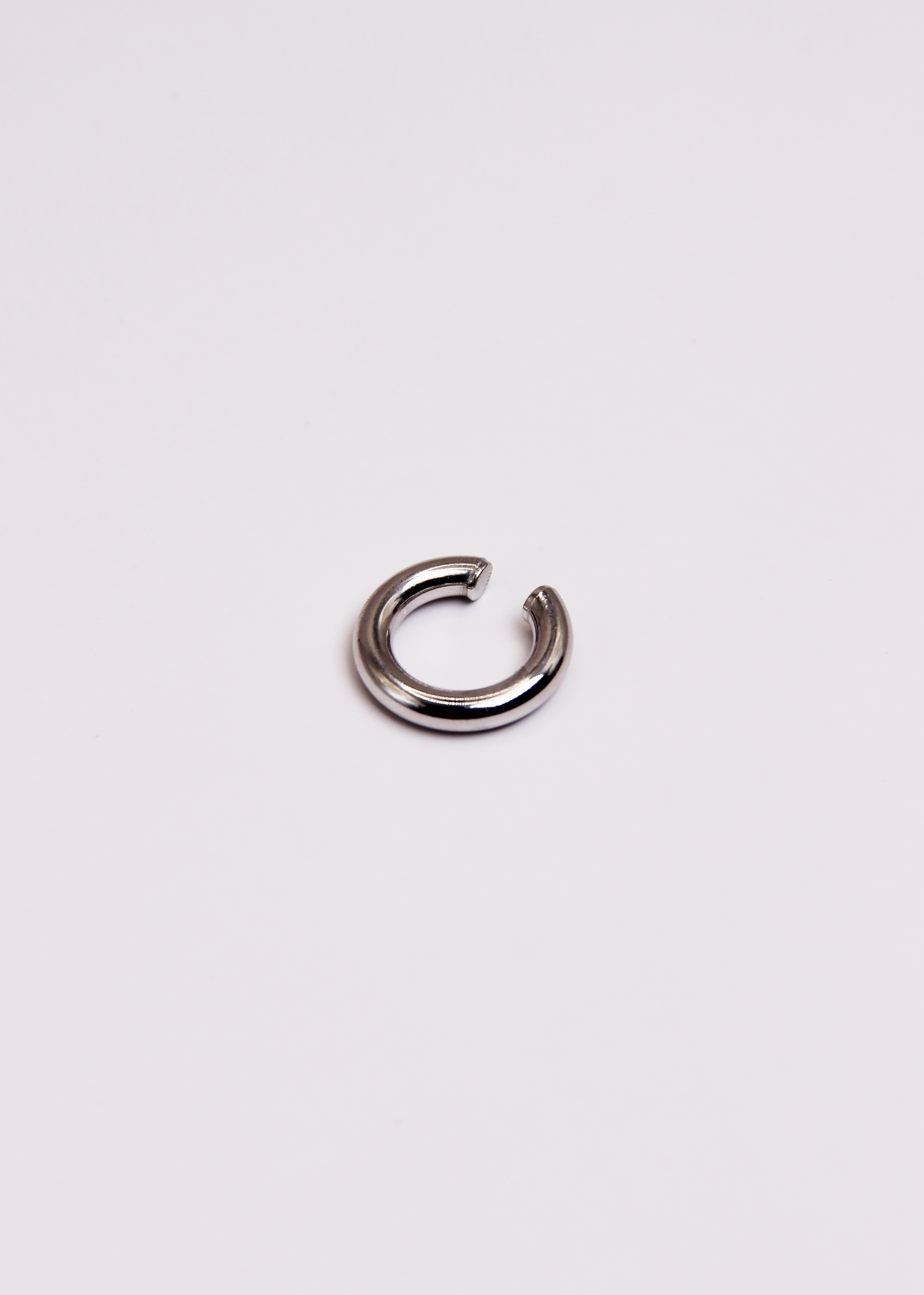 Ear cuff bold liscio sottile in Argento 925, dal design minimalista e raffinato. Orecchino da cartilagine senza chiusura, leggero e versatile, posizionabile in diversi punti dell’orecchio. Ideale per creare combinazioni uniche con altri gioielli. Disponibile anche con placcatura in oro. Diametro: 1,5 cm.  

Acquista su Laura Sciunnach.