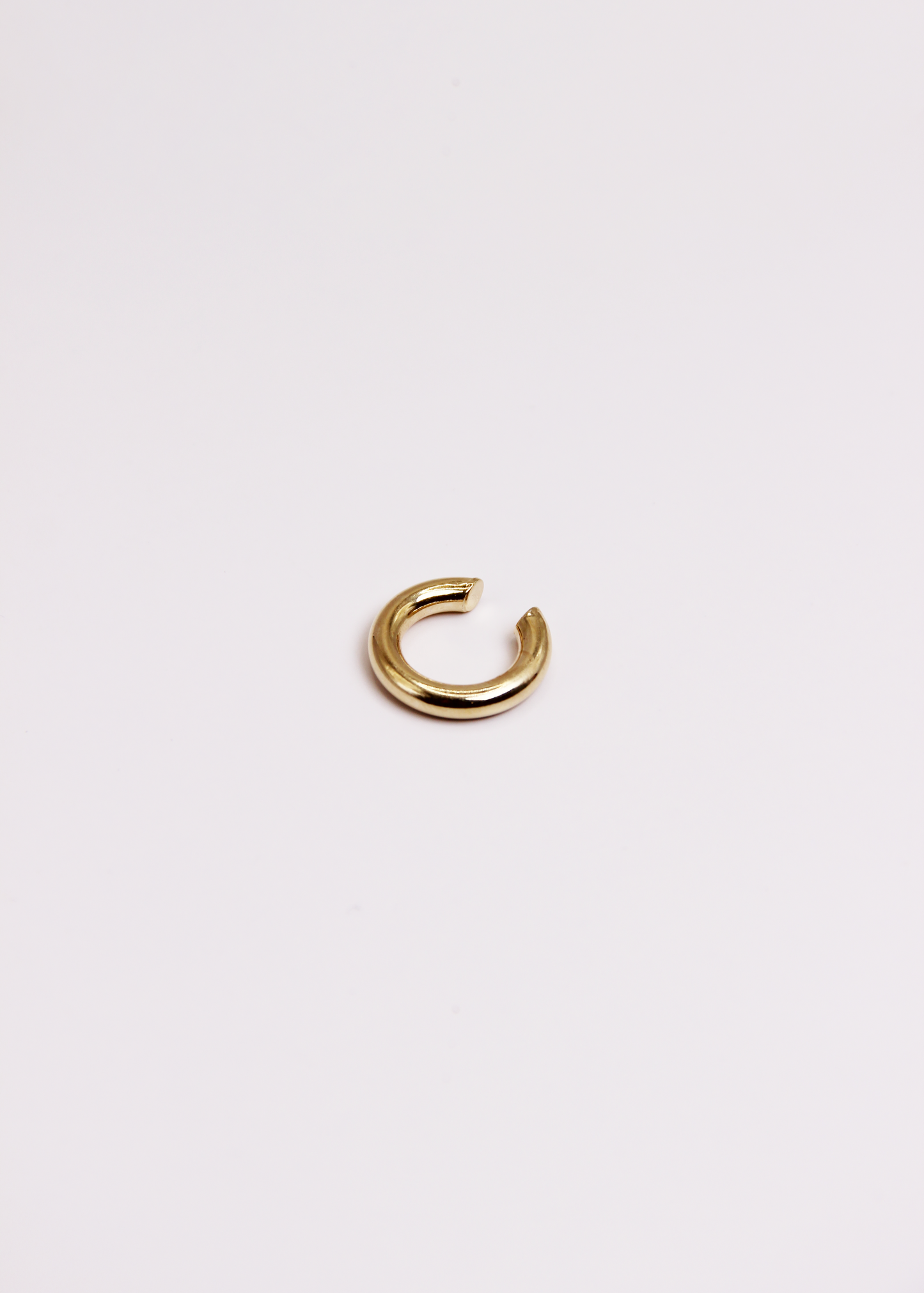 Ear cuff bold liscio sottile in Argento 925, dal design minimalista e raffinato. Orecchino da cartilagine senza chiusura, leggero e versatile, posizionabile in diversi punti dell’orecchio. Ideale per creare combinazioni uniche con altri gioielli. Disponibile anche con placcatura in oro. Diametro: 1,5 cm.  

Acquista su Laura Sciunnach.