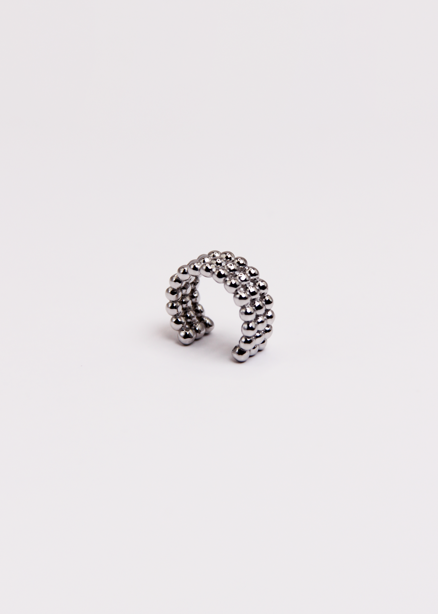 Ear cuff piccolo con tre file di pallini in Argento 925, un orecchino da cartilagine senza chiusura, dal design raffinato e dettagliato. Leggero e versatile, può essere indossato in diverse posizioni sull’orecchio e abbinato ad altri gioielli per un look personalizzato. Disponibile anche con placcatura in oro. Diametro: 1 cm.  

Acquista su Laura Sciunnach.