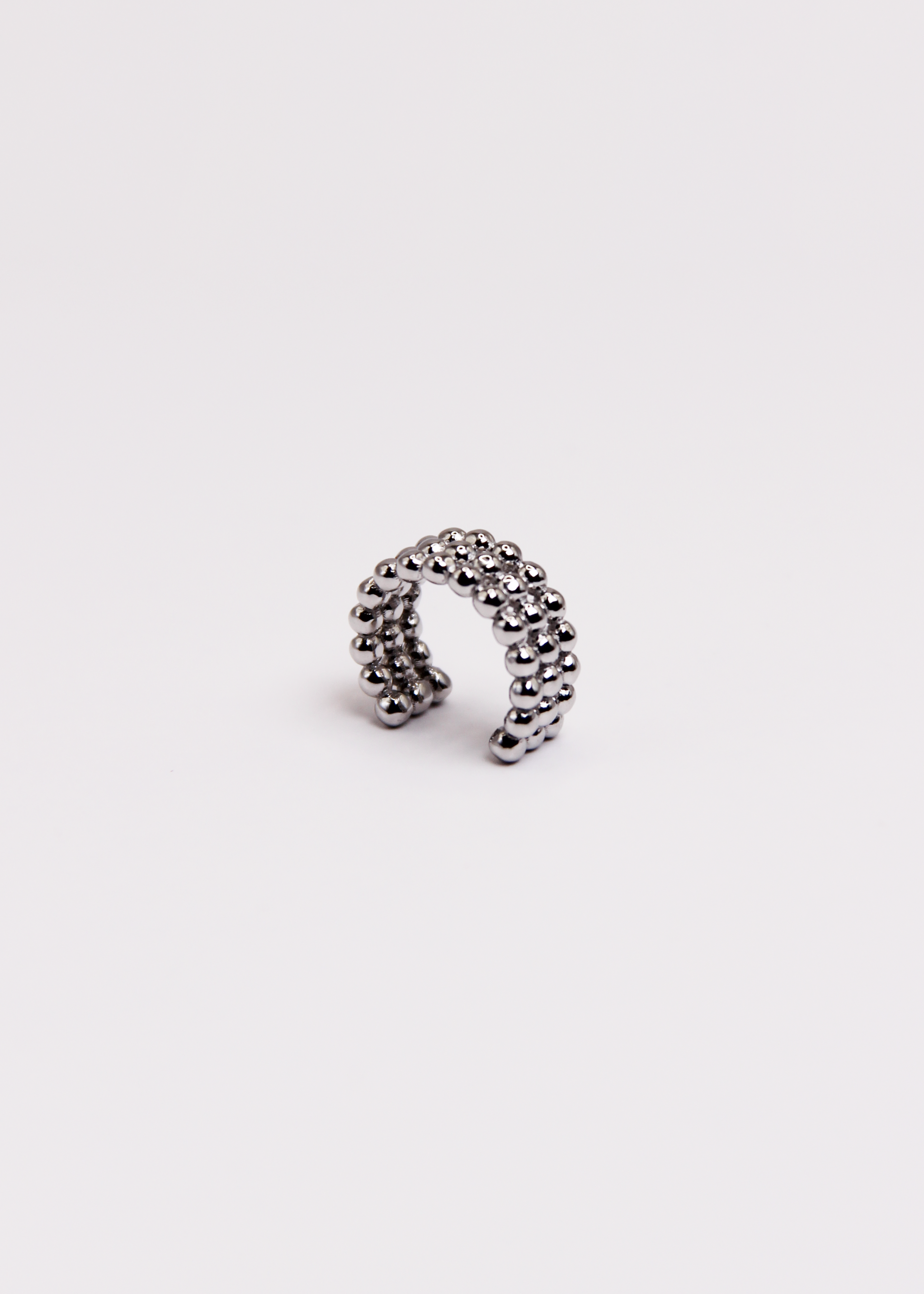 Ear cuff piccolo con tre file di pallini in Argento 925, un orecchino da cartilagine senza chiusura, dal design raffinato e dettagliato. Leggero e versatile, può essere indossato in diverse posizioni sull’orecchio e abbinato ad altri gioielli per un look personalizzato. Disponibile anche con placcatura in oro. Diametro: 1 cm.  

Acquista su Laura Sciunnach.