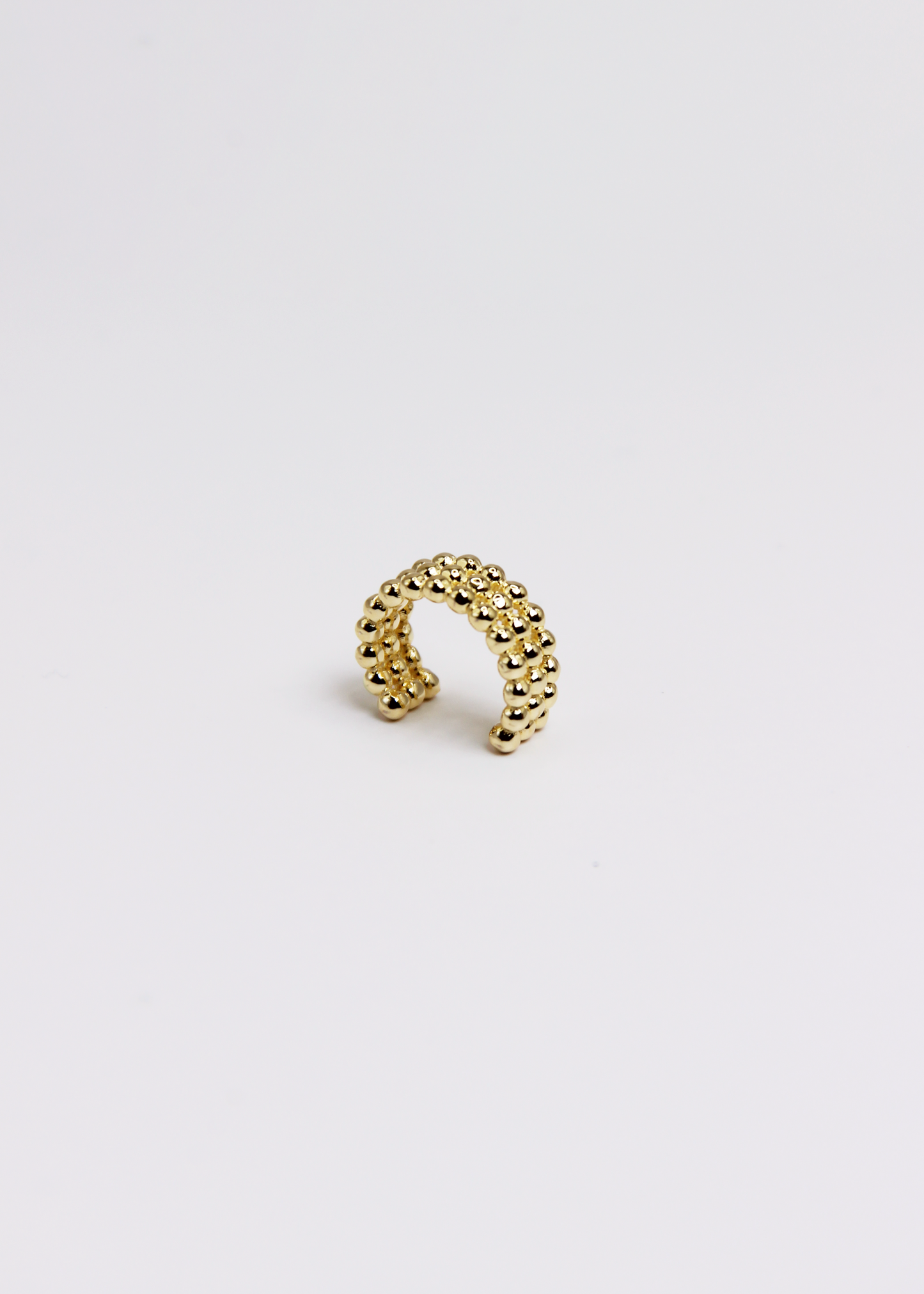 Ear cuff piccolo con tre file di pallini in Argento 925, un orecchino da cartilagine senza chiusura, dal design raffinato e dettagliato. Leggero e versatile, può essere indossato in diverse posizioni sull’orecchio e abbinato ad altri gioielli per un look personalizzato. Disponibile anche con placcatura in oro. Diametro: 1 cm.  

Acquista su Laura Sciunnach.