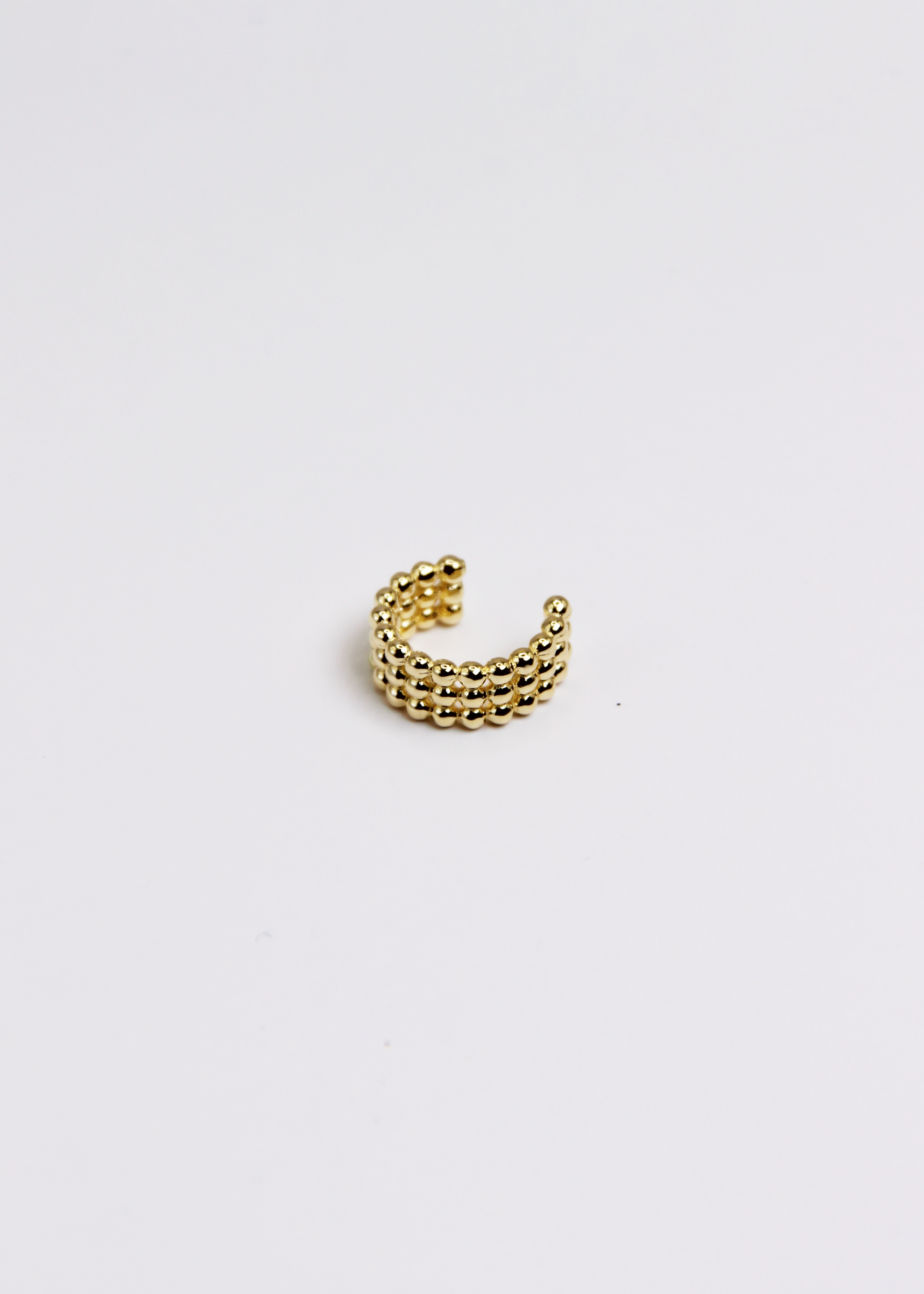 Ear cuff piccolo con tre file di pallini in Argento 925, un orecchino da cartilagine senza chiusura, dal design raffinato e dettagliato. Leggero e versatile, può essere indossato in diverse posizioni sull’orecchio e abbinato ad altri gioielli per un look personalizzato. Disponibile anche con placcatura in oro. Diametro: 1 cm.  

Acquista su Laura Sciunnach.