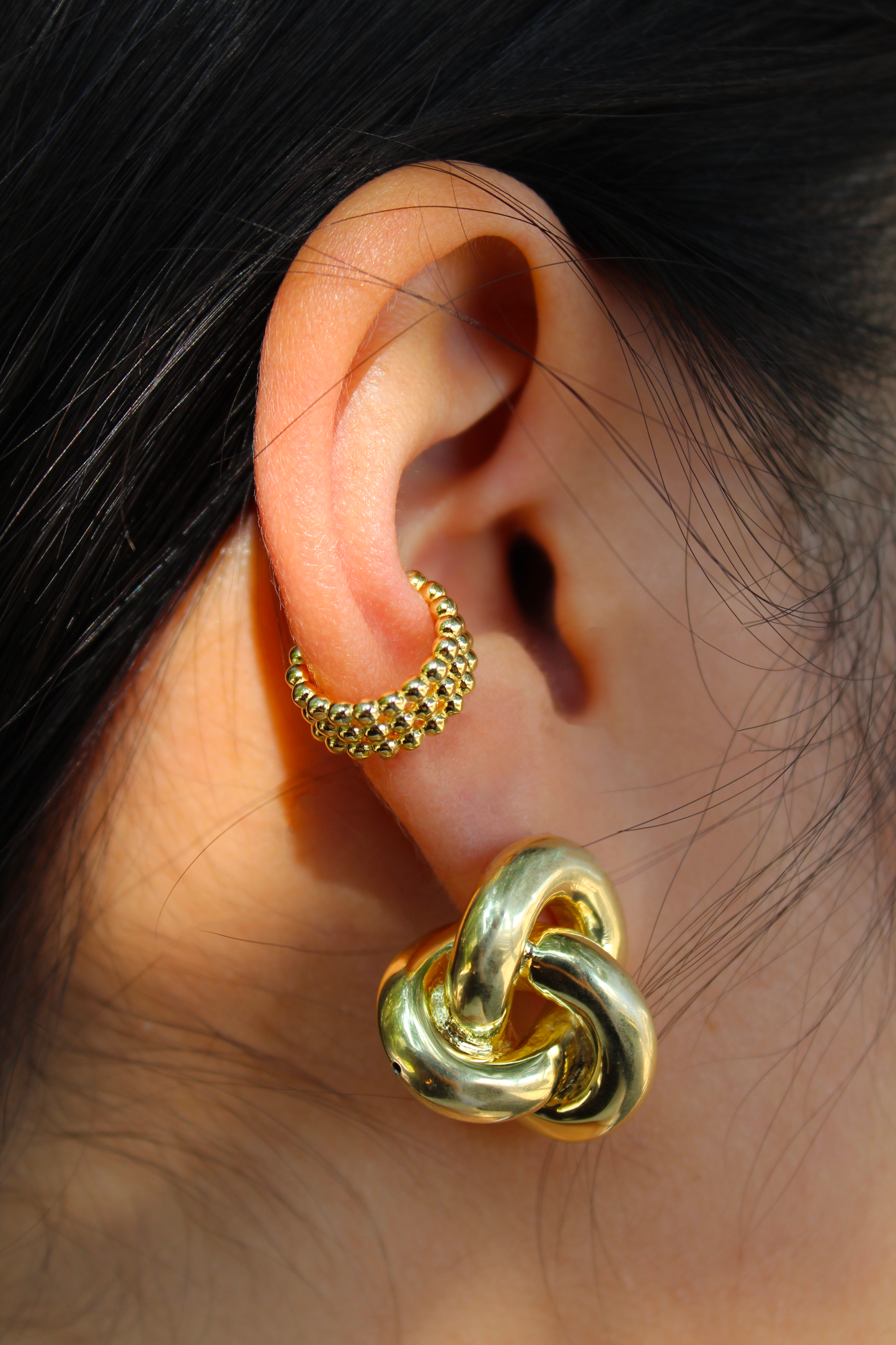 Ear cuff piccolo con tre file di pallini in Argento 925, un orecchino da cartilagine senza chiusura, dal design raffinato e dettagliato. Leggero e versatile, può essere indossato in diverse posizioni sull’orecchio e abbinato ad altri gioielli per un look personalizzato. Disponibile anche con placcatura in oro. Diametro: 1 cm.  

Acquista su Laura Sciunnach.