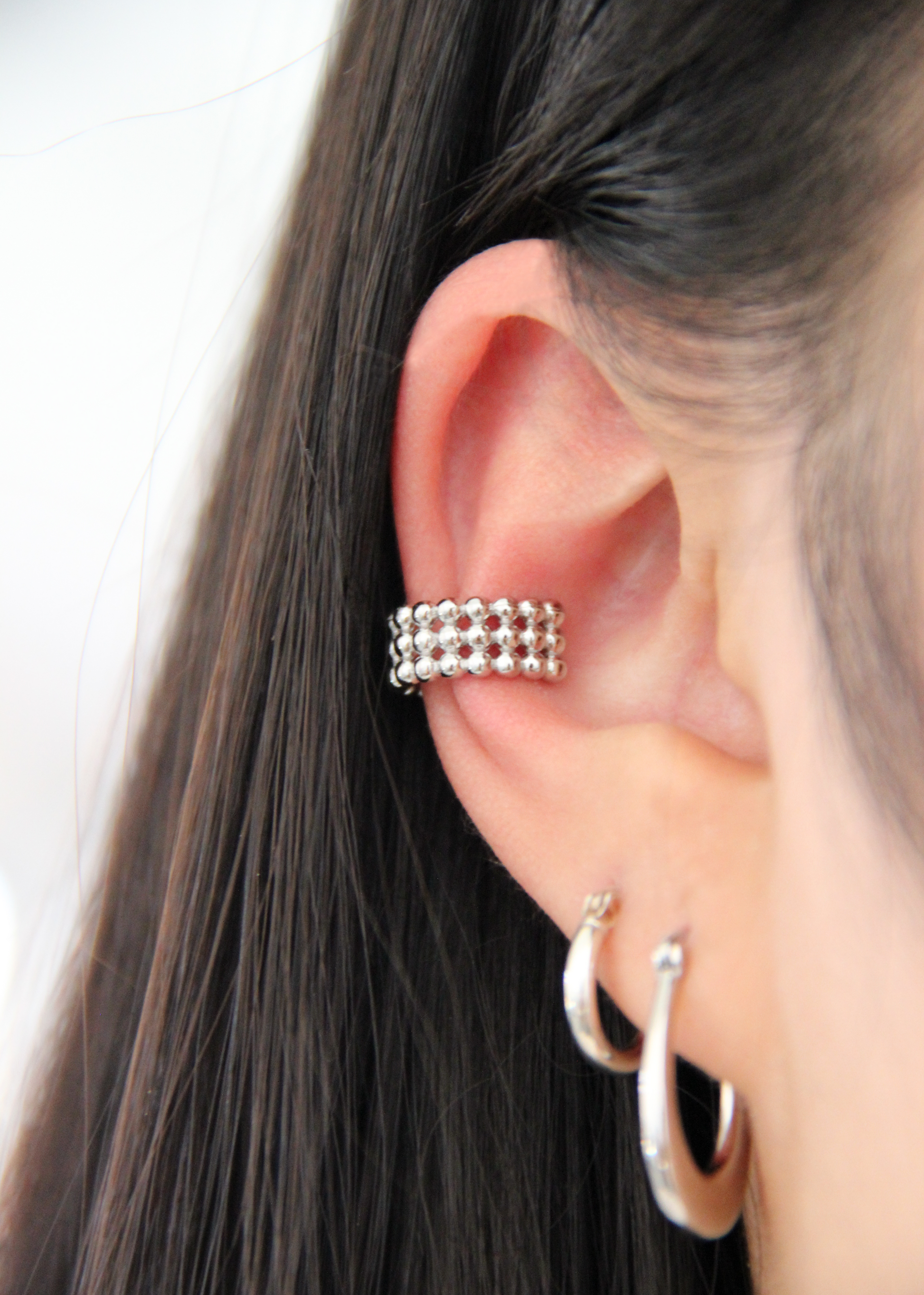 Ear cuff piccolo con tre file di pallini in Argento 925, un orecchino da cartilagine senza chiusura, dal design raffinato e dettagliato. Leggero e versatile, può essere indossato in diverse posizioni sull’orecchio e abbinato ad altri gioielli per un look personalizzato. Disponibile anche con placcatura in oro. Diametro: 1 cm.  

Acquista su Laura Sciunnach.
