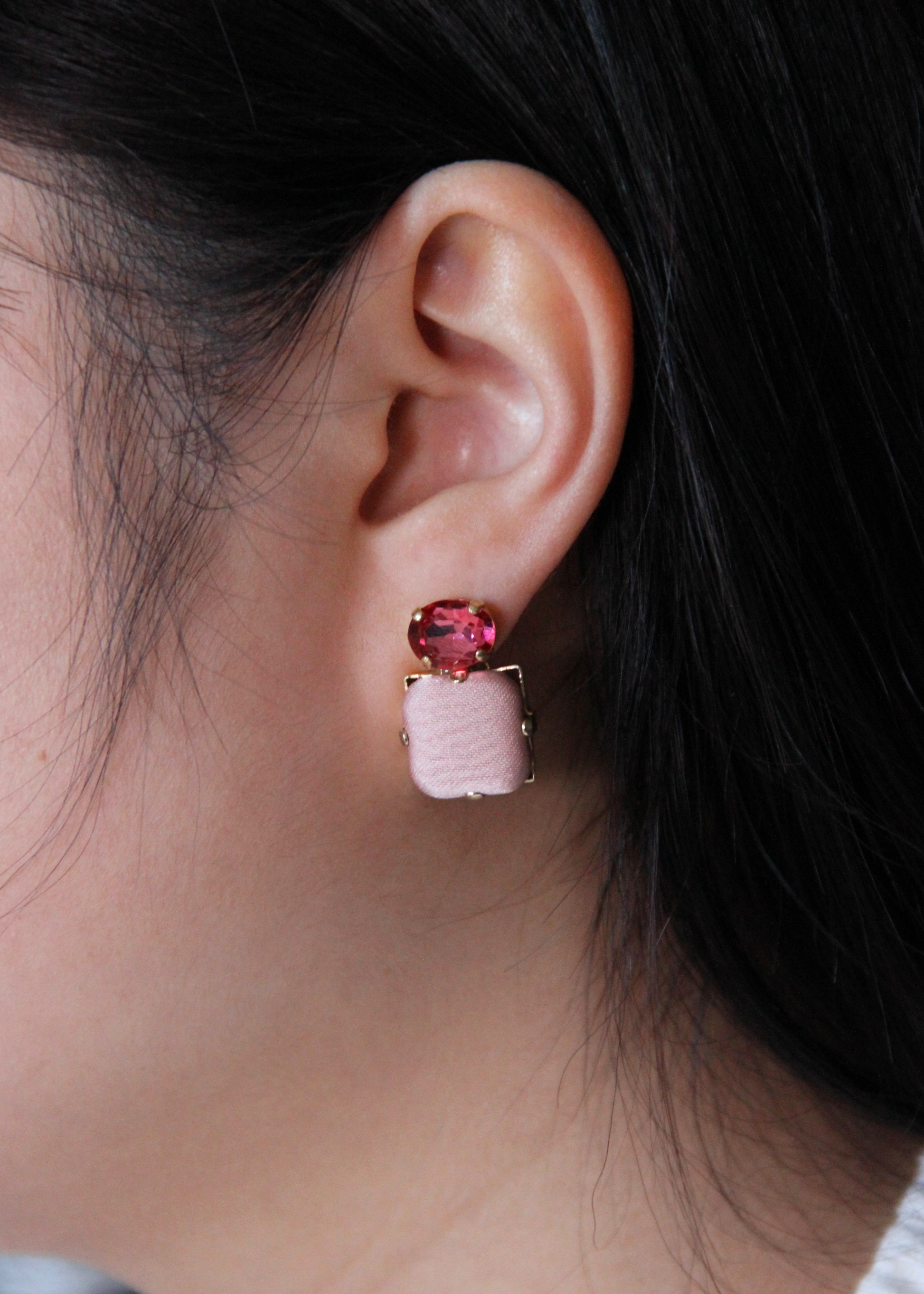 Orecchini rosa eleganti fatti a mano da Laura Sciunnach Bijoux, modello Metropolitan Siviglia con bottone quadrato in stoffa rosa cipria e cristallo ovale rosa ciclamino, design geometrico leggero e raffinato.