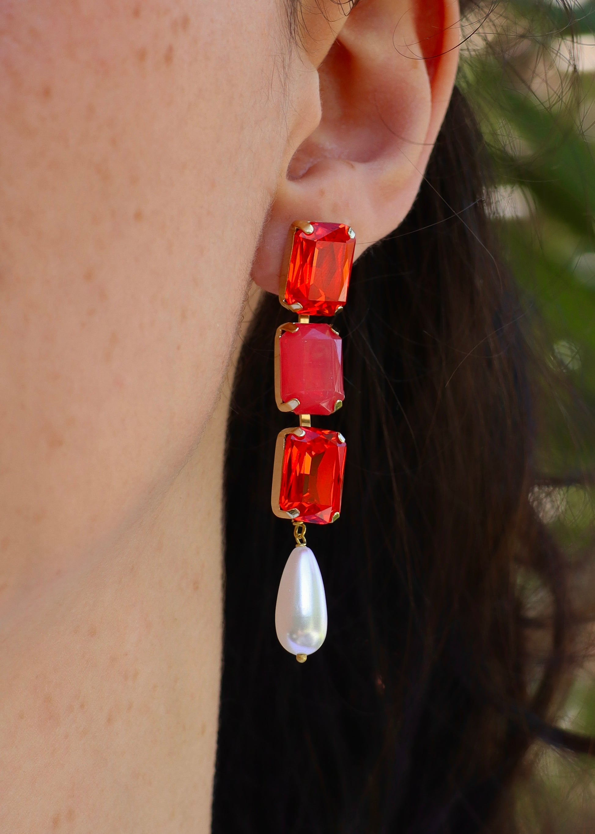 Orecchini lunghi Confetti Cremino Laura Sciunnach in tonalità rosso arancio, con cristalli sfumati tono su tono e pendente a goccia in perla. Gioielli artigianali luminosi ed eleganti.