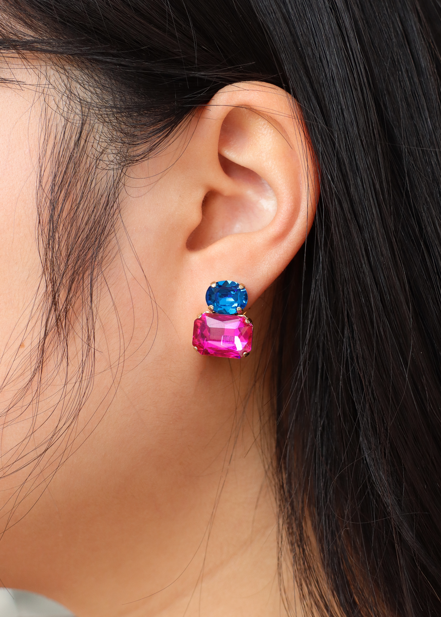  Orecchini Confetti Laura Sciunnach in argento 925 fatti a mano, piccoli e leggeri (3 g), design contemporaneo con dettagli colorati, chiusura a perno con farfallina, gioielli artigianali made in Italy personalizzabili.