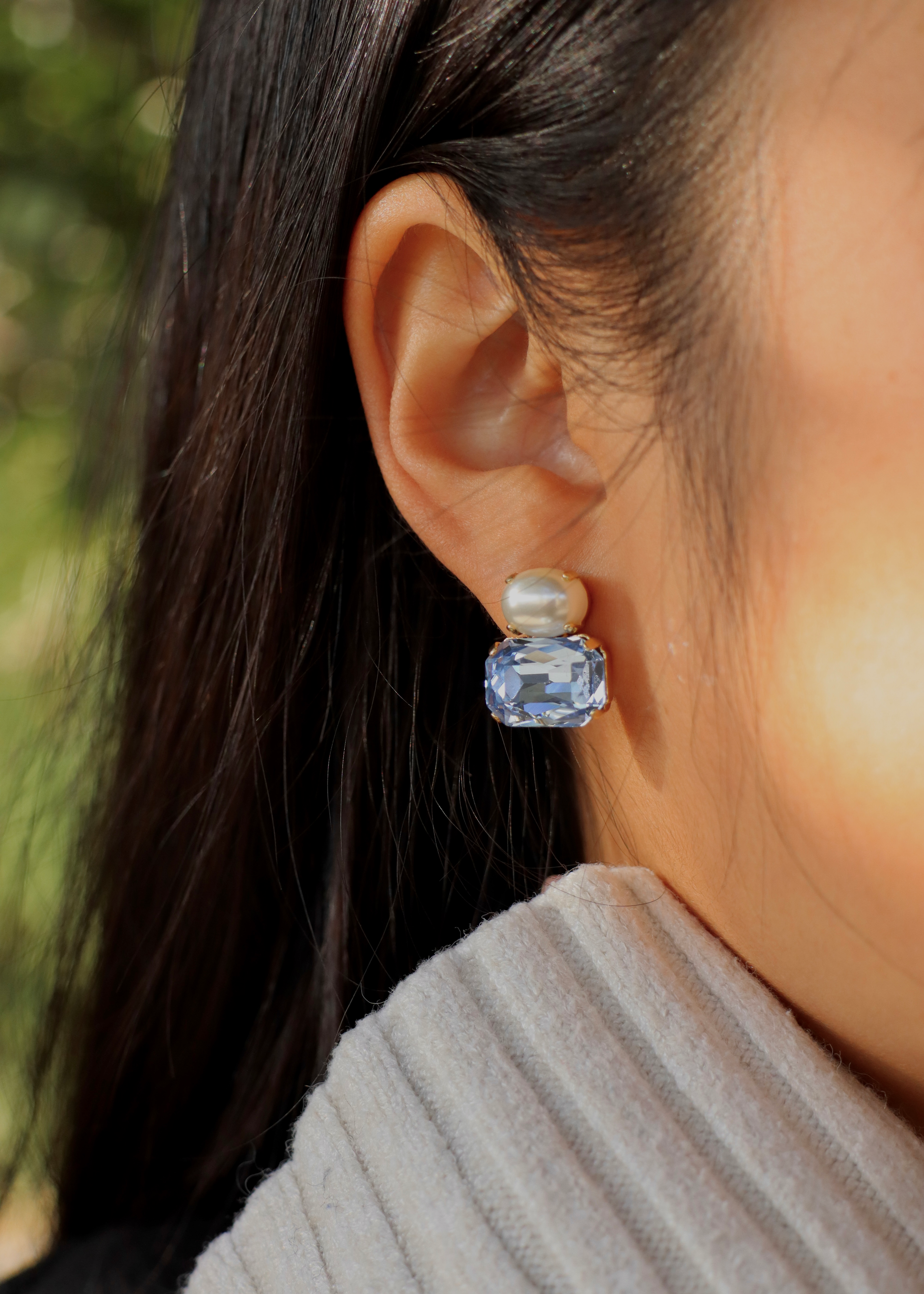 Dettaglio orecchini con perla e zircone multicolore, collezione Confetti Laura Sciunnach.