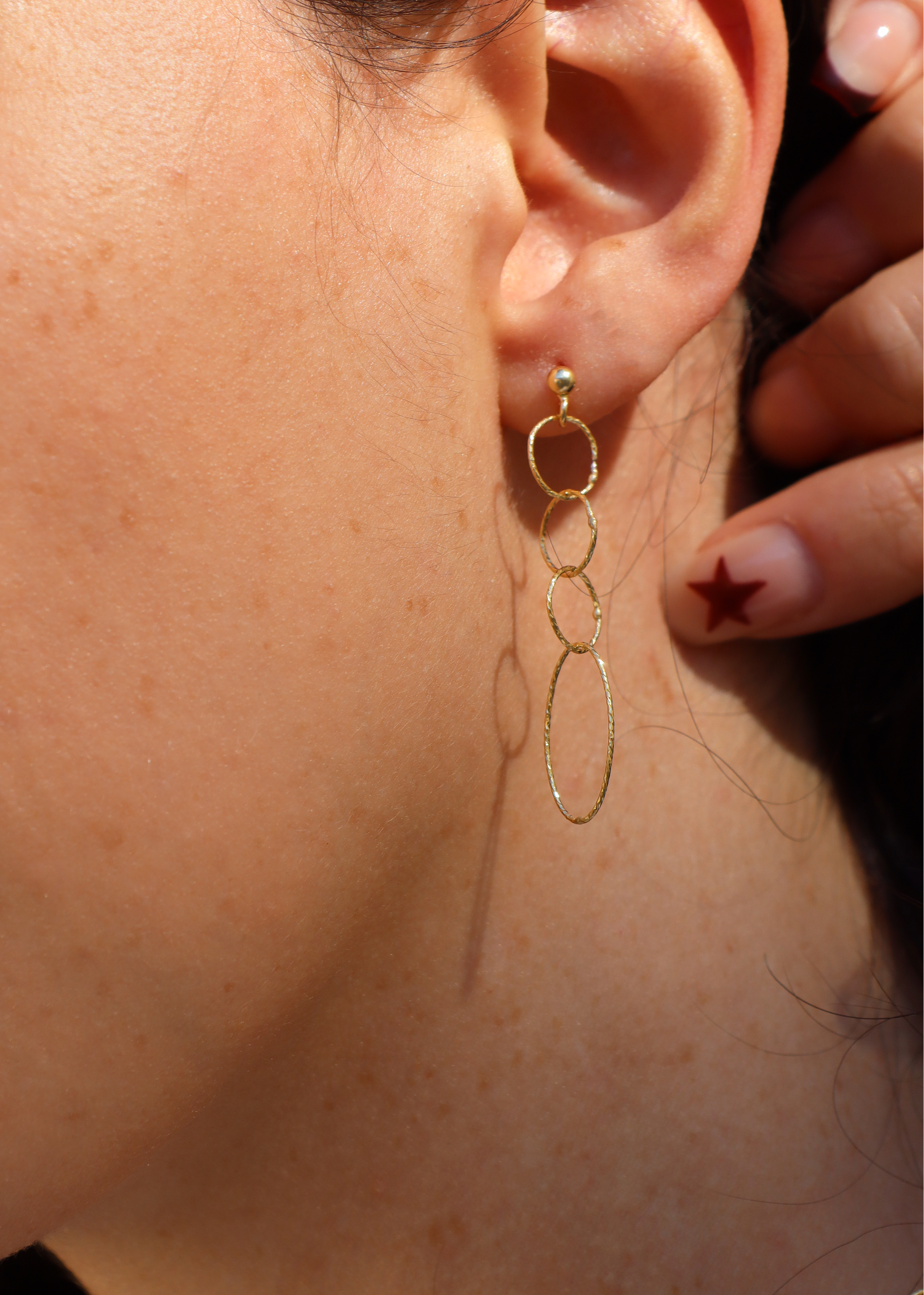 Orecchini Intreccio di Laura Sciunnach, pendenti con chiusura a perno, fili a maglie irregolari in argento 925, oro giallo o oro rosa, 4,5 cm, eleganti e leggeri, ideali da indossare da soli o abbinati ad altri gioielli.