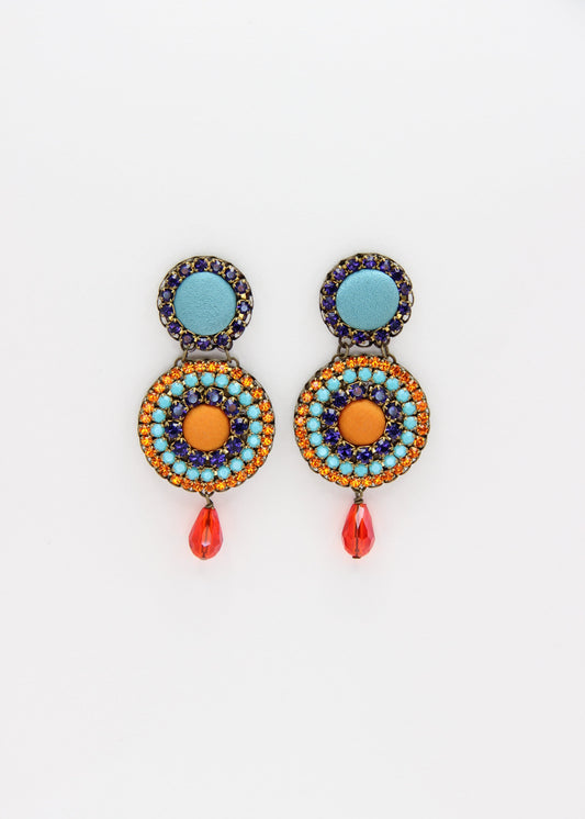 Orecchini artigianali Metropolitan Dubai blu e arancione, con bottoni circolari in tessuto azzurro, cristalli in gradiente blu, arancione e azzurro e pendente a goccia in cristallo. Nickel free, ideali per cerimonie ed eventi speciali.