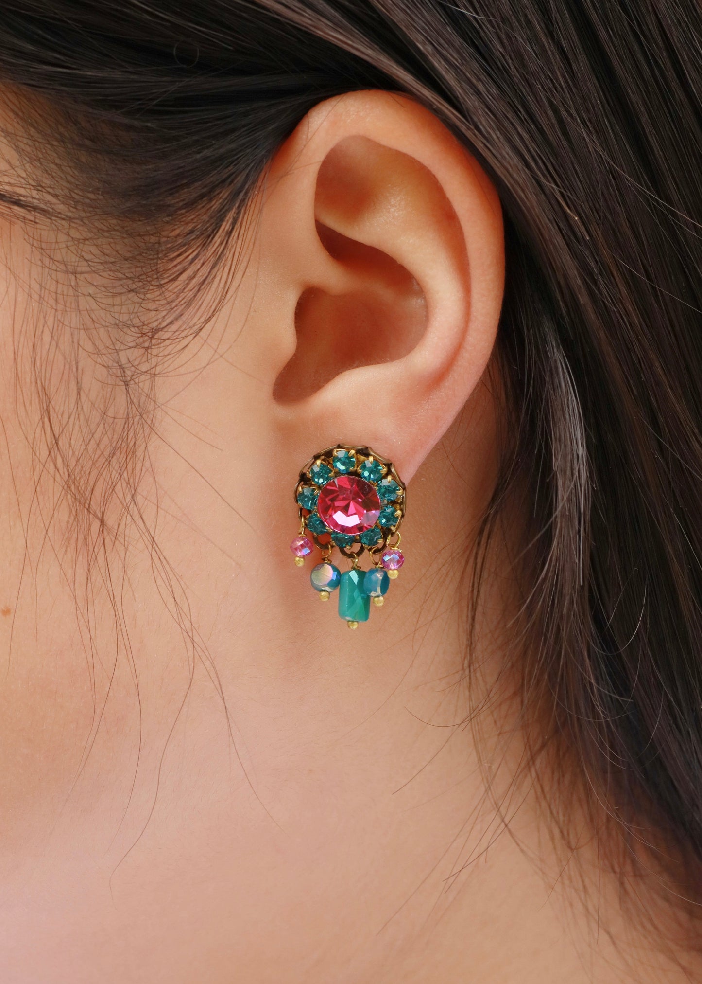 Orecchini artigianali Metropolitan Taormina fucsia e turchese, con cristallo centrale fucsia, corona di strass turchesi e cinque pietre sfaccettate iridescenti a cascata. Nickel free, stile mediterraneo per ogni occasione.