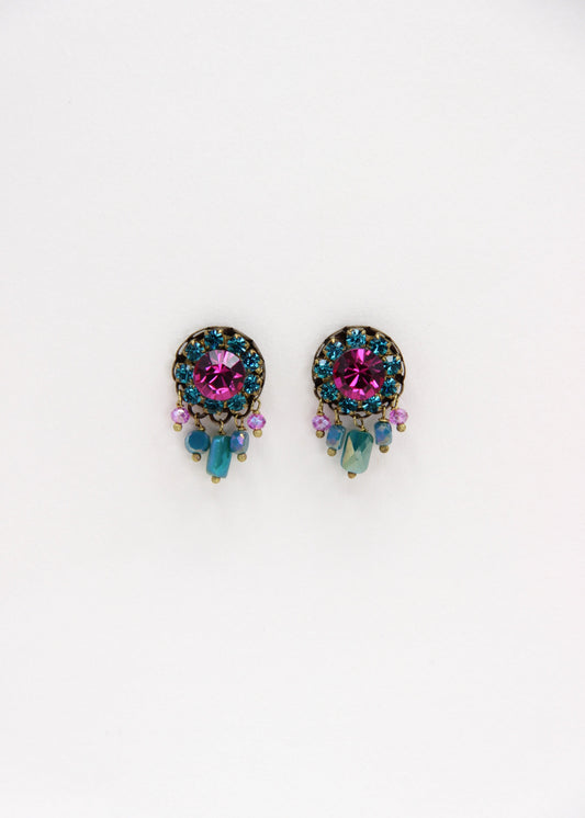 Orecchini artigianali Metropolitan Taormina fucsia e turchese, con cristallo centrale fucsia, corona di strass turchesi e cinque pietre sfaccettate iridescenti a cascata. Nickel free, stile mediterraneo per ogni occasione.