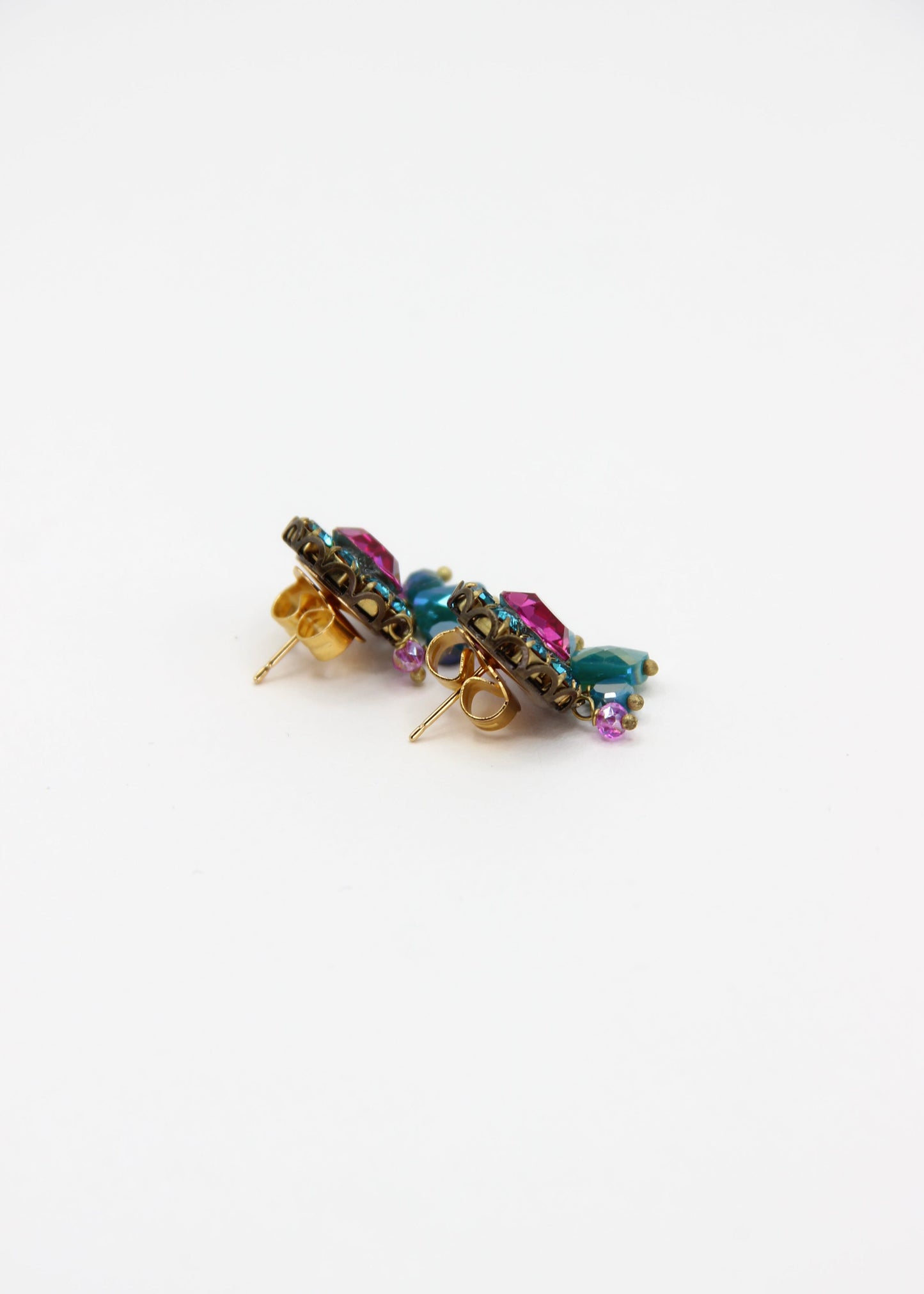 Orecchini artigianali Metropolitan Taormina fucsia e turchese, con cristallo centrale fucsia, corona di strass turchesi e cinque pietre sfaccettate iridescenti a cascata. Nickel free, stile mediterraneo per ogni occasione.