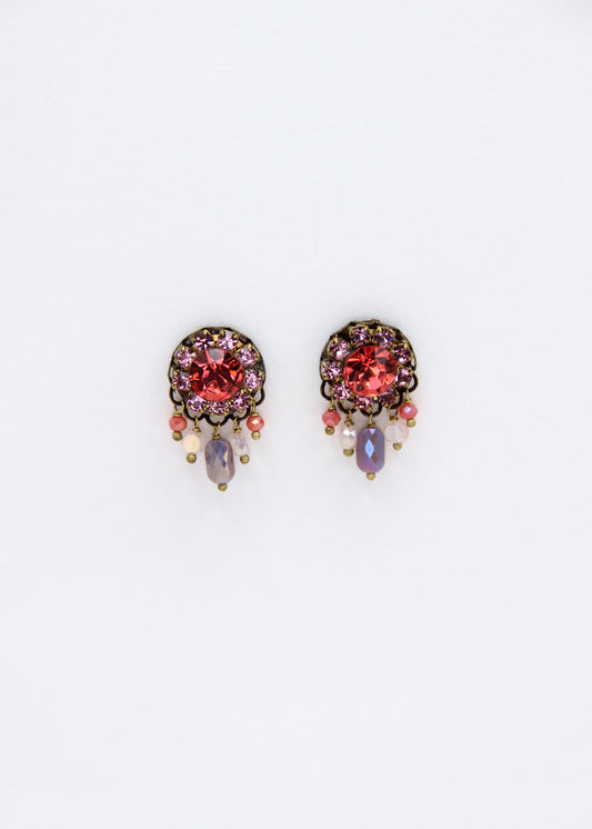 Orecchini artigianali Metropolitan Taormina rosso e malva, con cristallo centrale rosso, corona di strass malva e cinque pietre sfaccettate iridescenti a cascata. Nickel free, stile mediterraneo per ogni occasione.