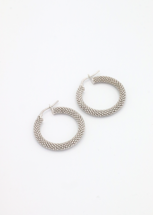 Orecchino a cerchio in argento 925 con piccole rondelle dal design essenziale ed elegante. diametro 2.8 cm , è dotato di pratica chiusura a baionetta che garantisce comfort e sicurezza. Luminoso e versatile, si abbina perfettamente al bracciale in argento con rondelle chiare per un look coordinato e raffinato, ideale sia per l’uso quotidiano che per occasioni speciali.