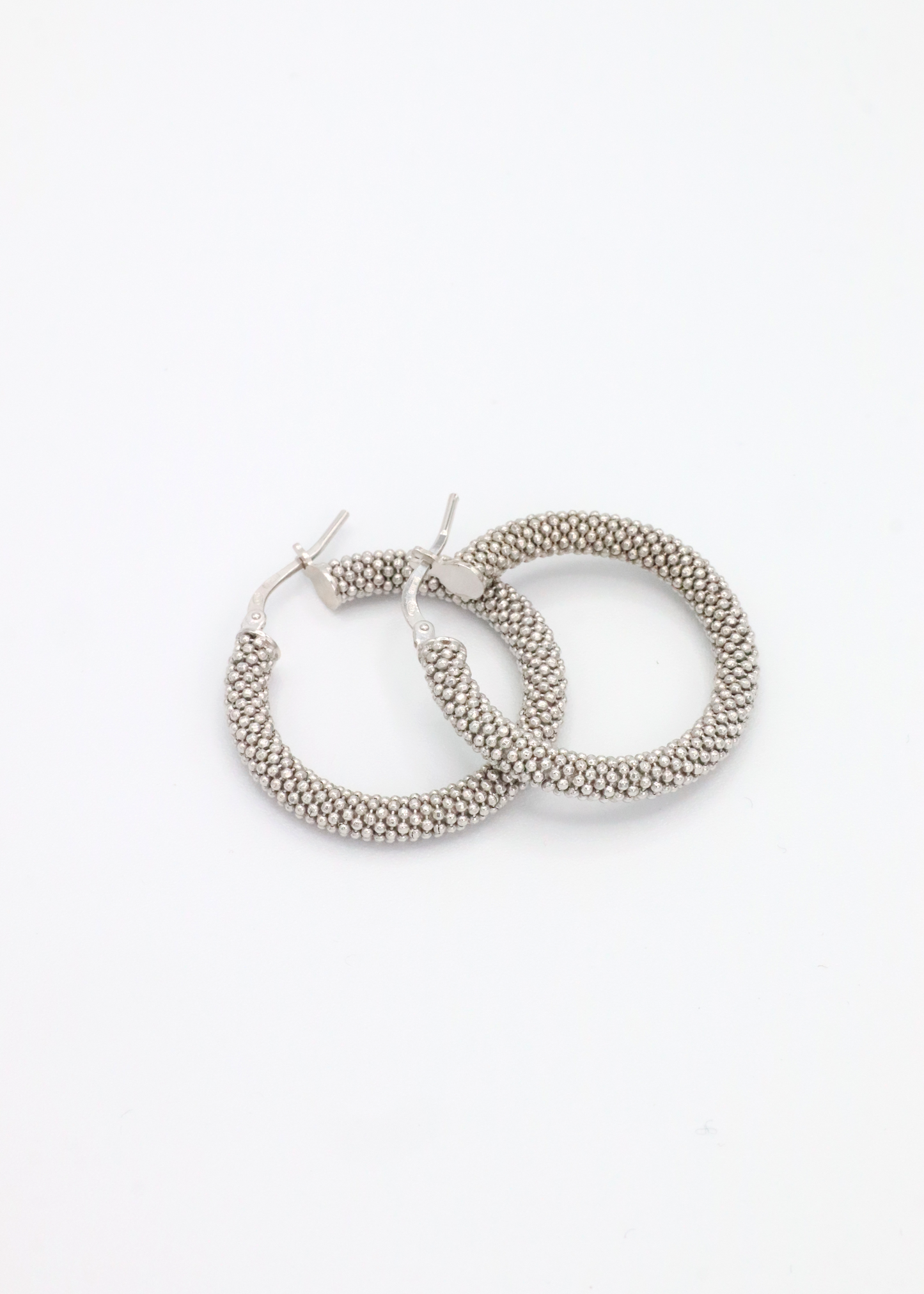 Orecchino a cerchio in argento 925 con piccole rondelle dal design essenziale ed elegante. diametro 2.8 cm , è dotato di pratica chiusura a baionetta che garantisce comfort e sicurezza. Luminoso e versatile, si abbina perfettamente al bracciale in argento con rondelle chiare per un look coordinato e raffinato, ideale sia per l’uso quotidiano che per occasioni speciali.