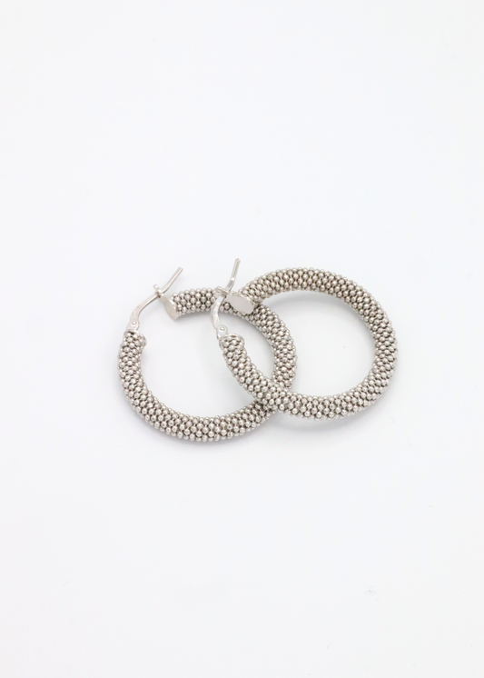 Orecchino a cerchio in argento 925 con piccole rondelle dal design essenziale ed elegante. diametro 2.8 cm , è dotato di pratica chiusura a baionetta che garantisce comfort e sicurezza. Luminoso e versatile, si abbina perfettamente al bracciale in argento con rondelle chiare per un look coordinato e raffinato, ideale sia per l’uso quotidiano che per occasioni speciali.