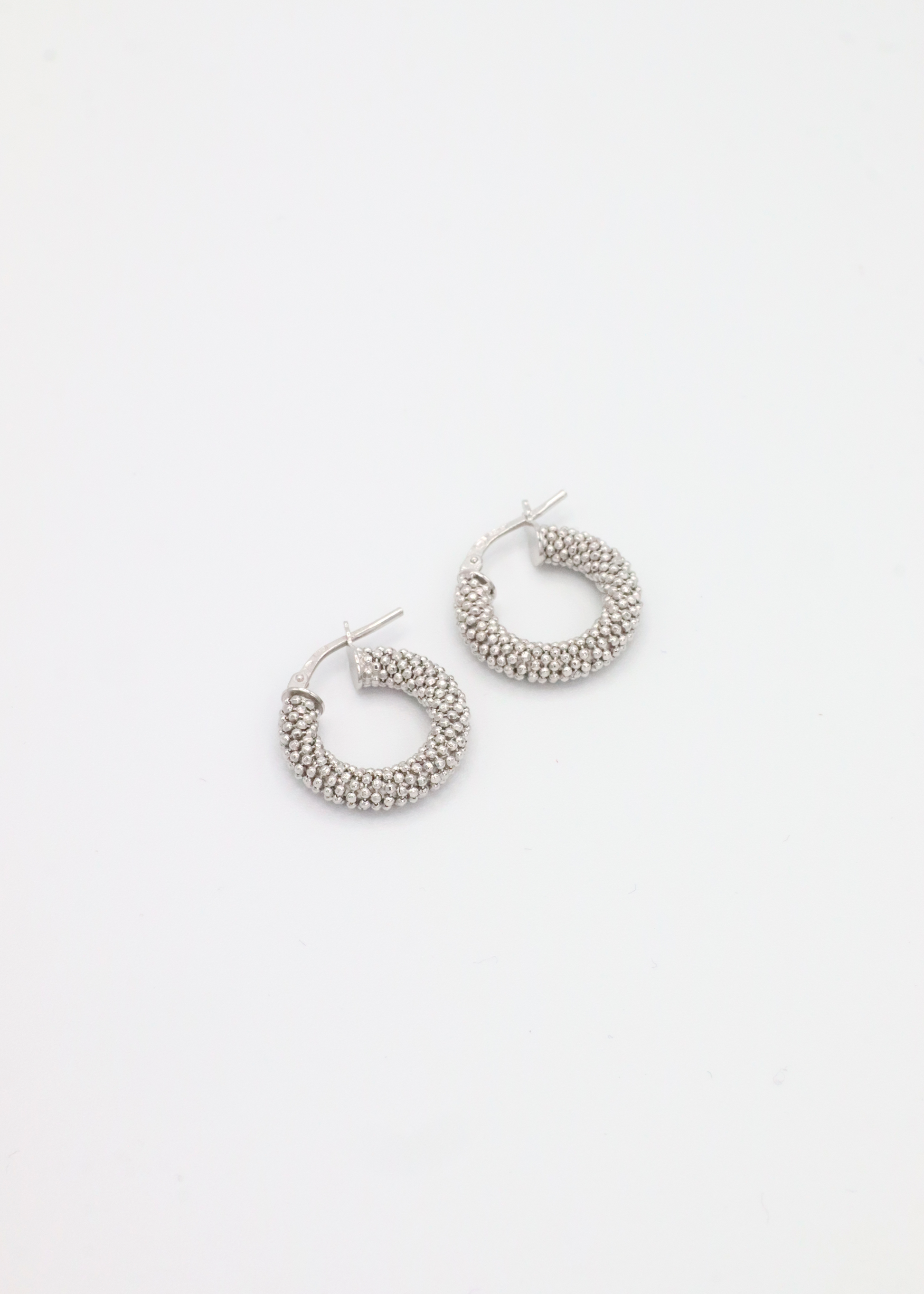 Orecchino a cerchio in argento 925 con piccole rondelle dal design essenziale ed elegante. Diametro 1,5 cm, è dotato di pratica chiusura a baionetta che garantisce comfort e sicurezza. Luminoso e versatile, si abbina perfettamente al bracciale in argento con rondelle chiare per un look coordinato e raffinato, ideale sia per l’uso quotidiano che per occasioni speciali.