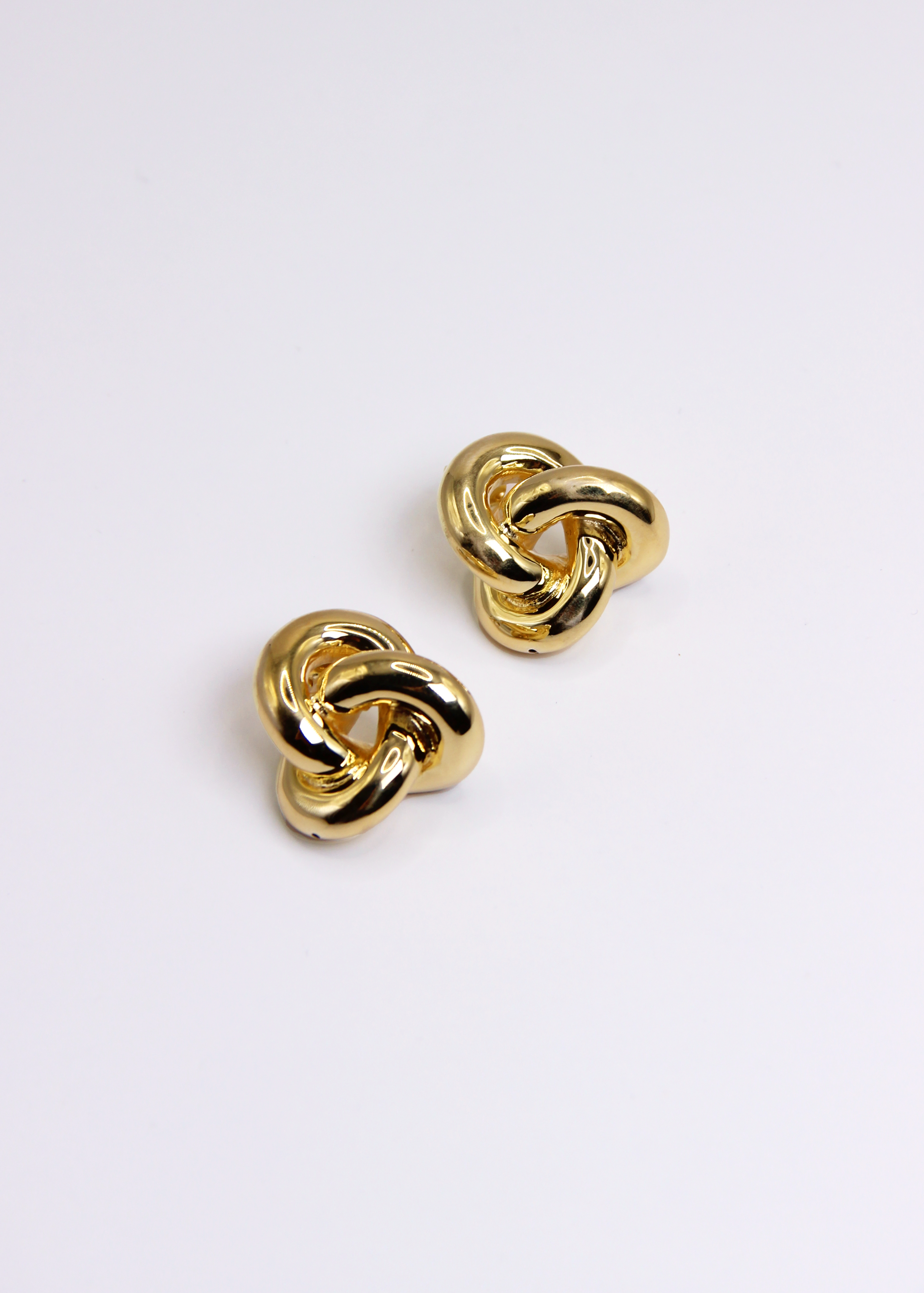 Orecchino chunky a nodo intrecciato grande, realizzato in argento 925 placcato oro giallo per un tocco di lusso. Presenta una chiusura a perno per una vestibilità sicura. Il diametro è di 2 cm, perfetto per aggiungere un dettaglio elegante e audace al tuo stile.
