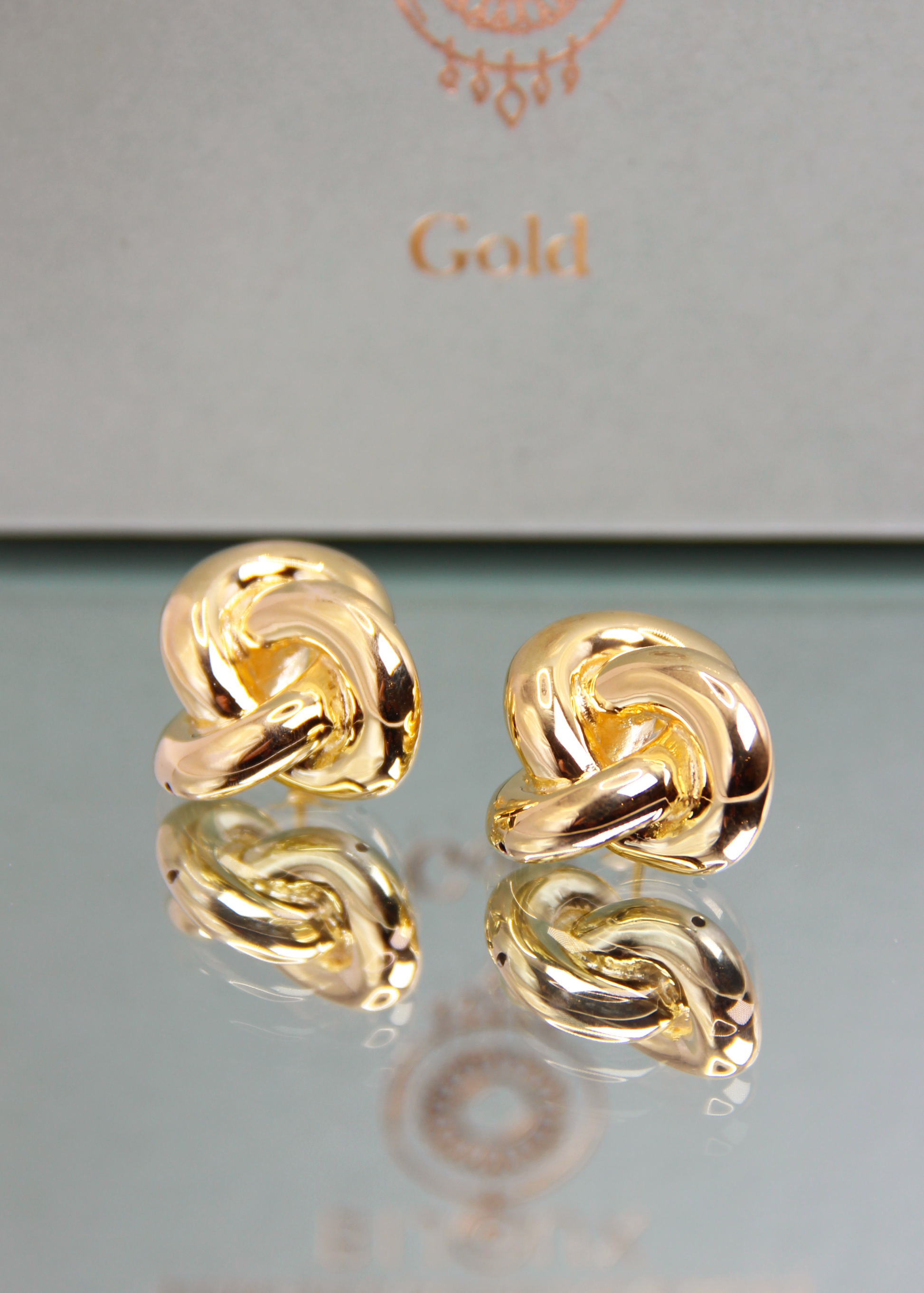Orecchino chunky a nodo intrecciato grande, realizzato in argento 925 placcato oro giallo per un tocco di lusso. Presenta una chiusura a perno per una vestibilità sicura. Il diametro è di 2 cm, perfetto per aggiungere un dettaglio elegante e audace al tuo stile.
