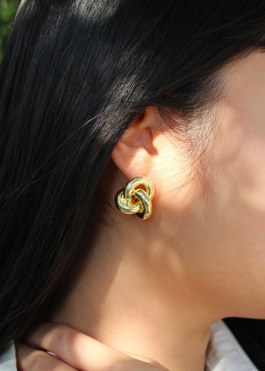 Orecchino chunky a nodo intrecciato grande, realizzato in argento 925 placcato oro giallo per un tocco di lusso. Presenta una chiusura a perno per una vestibilità sicura. Il diametro è di 2 cm, perfetto per aggiungere un dettaglio elegante e audace al tuo stile.
