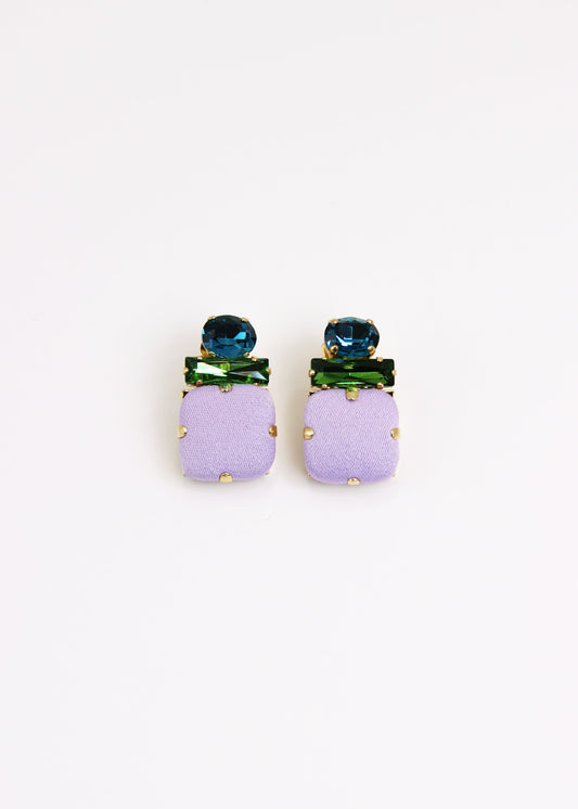 Orecchino artigianale Metropolitan modello Roma con bottone quadrato lilla e cristalli colorati verde e turchese – design audace, fatto a mano da Laura Sciunnach Bijoux, leggero e personalizzabile, ispirato alla città di Roma.