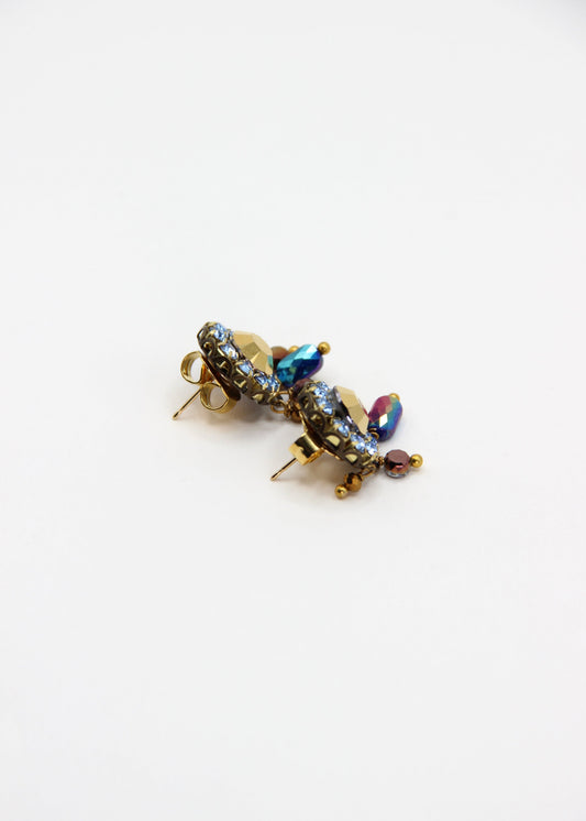 Orecchini artigianali Metropolitan Taormina oro e azzurro, con cristallo centrale oro, corona di strass azzurro carta da zucchero e cinque pietre sfaccettate cangianti a cascata. Nickel free, stile mediterraneo per ogni occasione.