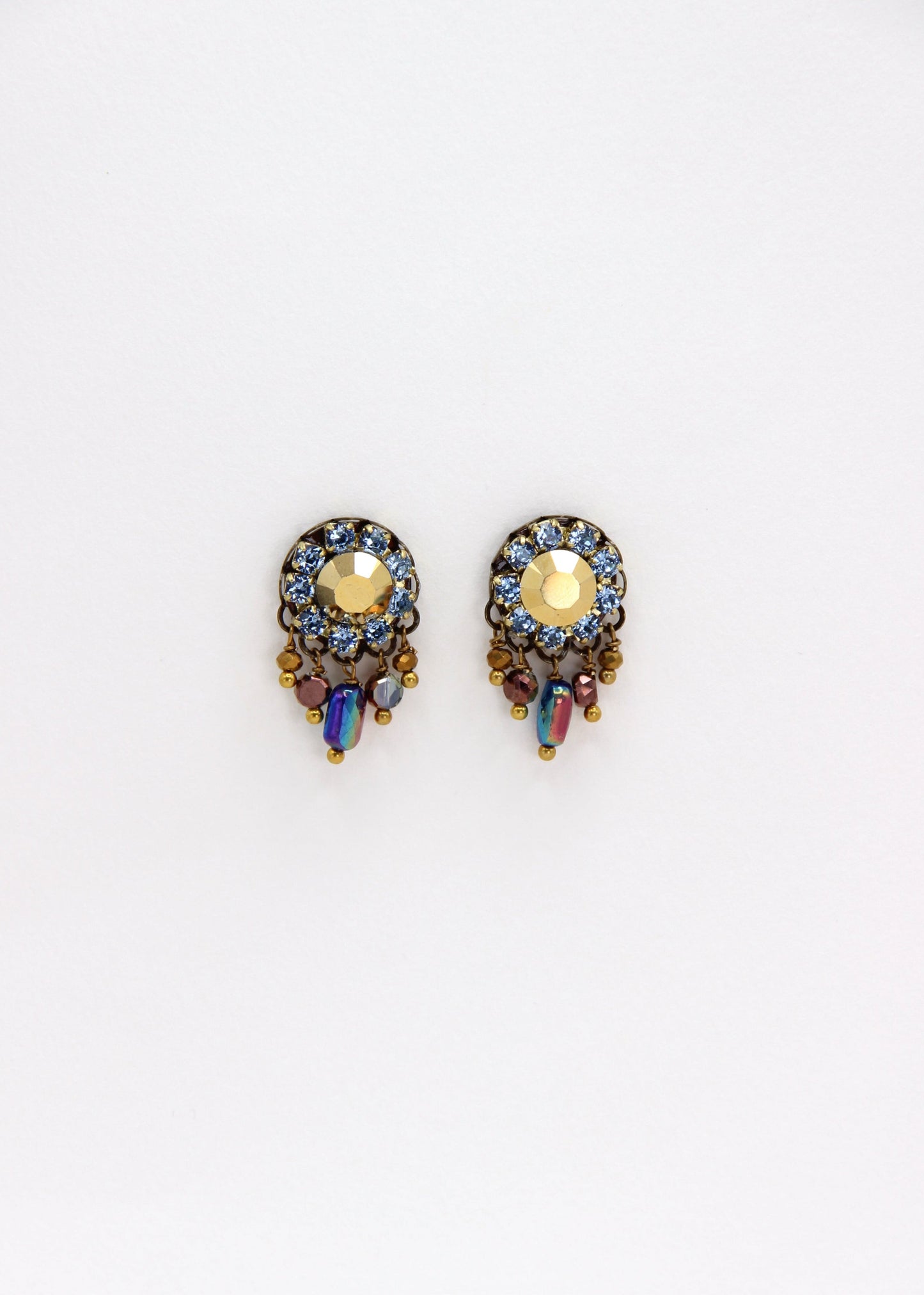 Orecchini artigianali Metropolitan Taormina oro e azzurro, con cristallo centrale oro, corona di strass azzurro carta da zucchero e cinque pietre sfaccettate cangianti a cascata. Nickel free, stile mediterraneo per ogni occasione.
