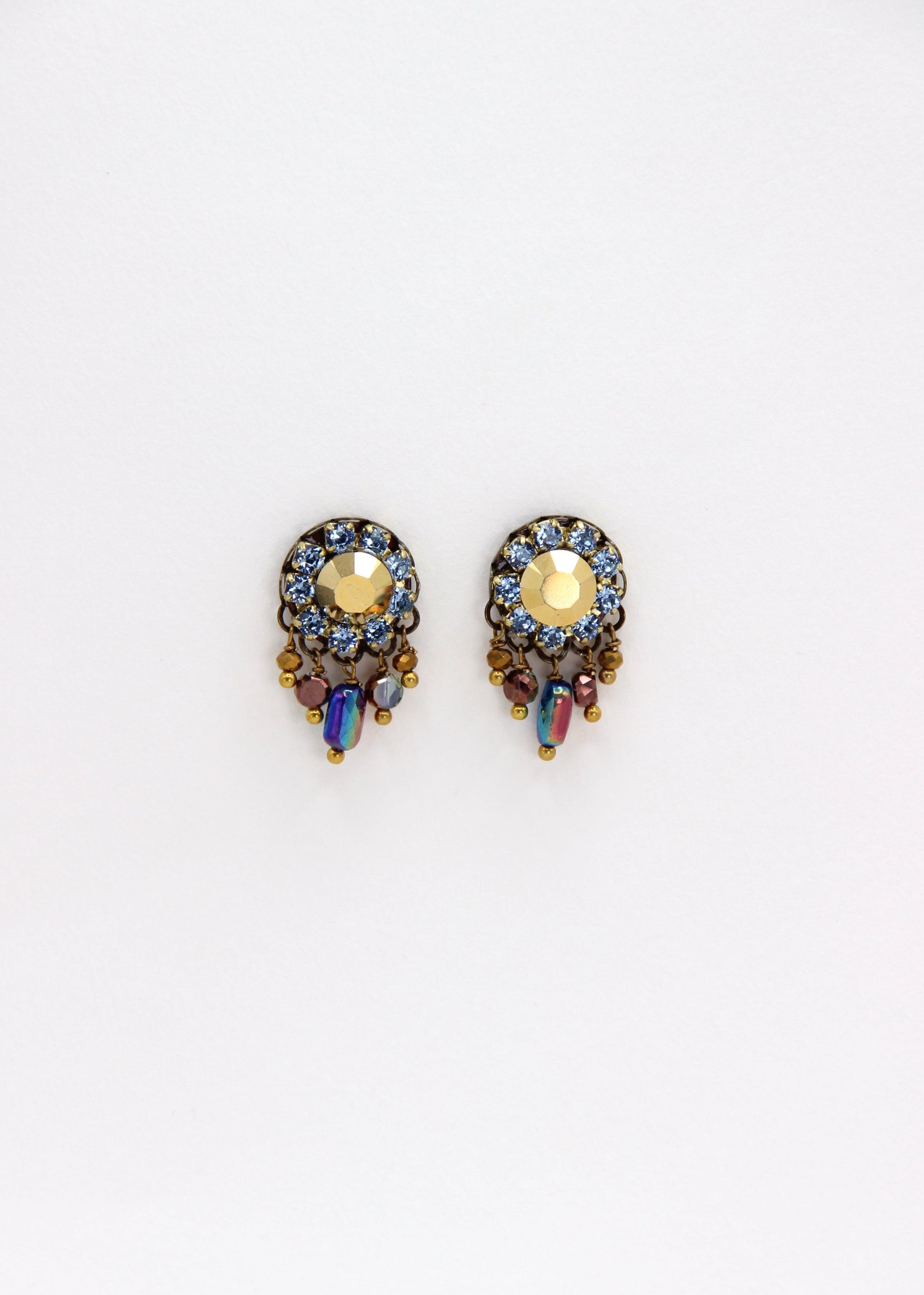 Orecchini artigianali Metropolitan Taormina oro e azzurro, con cristallo centrale oro, corona di strass azzurro carta da zucchero e cinque pietre sfaccettate cangianti a cascata. Nickel free, stile mediterraneo per ogni occasione.