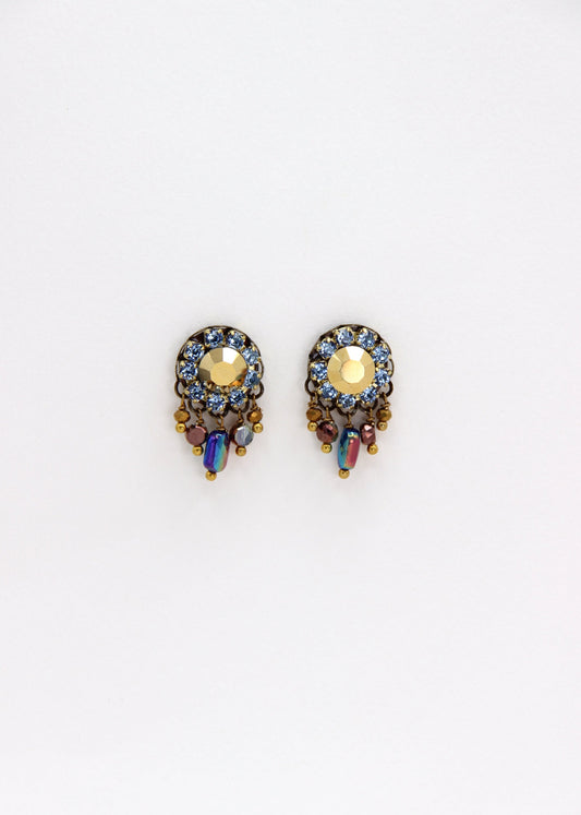 Orecchini artigianali Metropolitan Taormina oro e azzurro, con cristallo centrale oro, corona di strass azzurro carta da zucchero e cinque pietre sfaccettate cangianti a cascata. Nickel free, stile mediterraneo per ogni occasione.