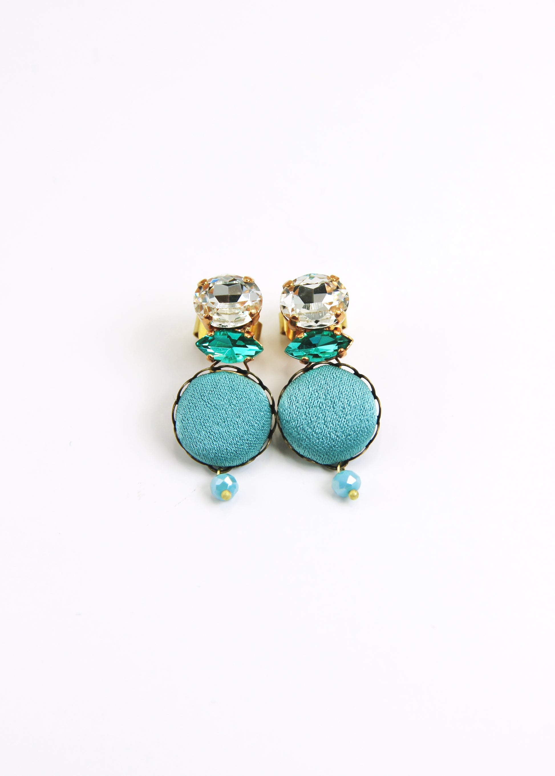 Orecchino artigianale Metropolitan realizzato da laura sciunnach bijoux modello Venezia con bottone in stoffa azzurra, cristalli tagliati e perlina pendente – gioiello fatto a mano, leggero e personalizzabile, ispirato alla città di Venezia.