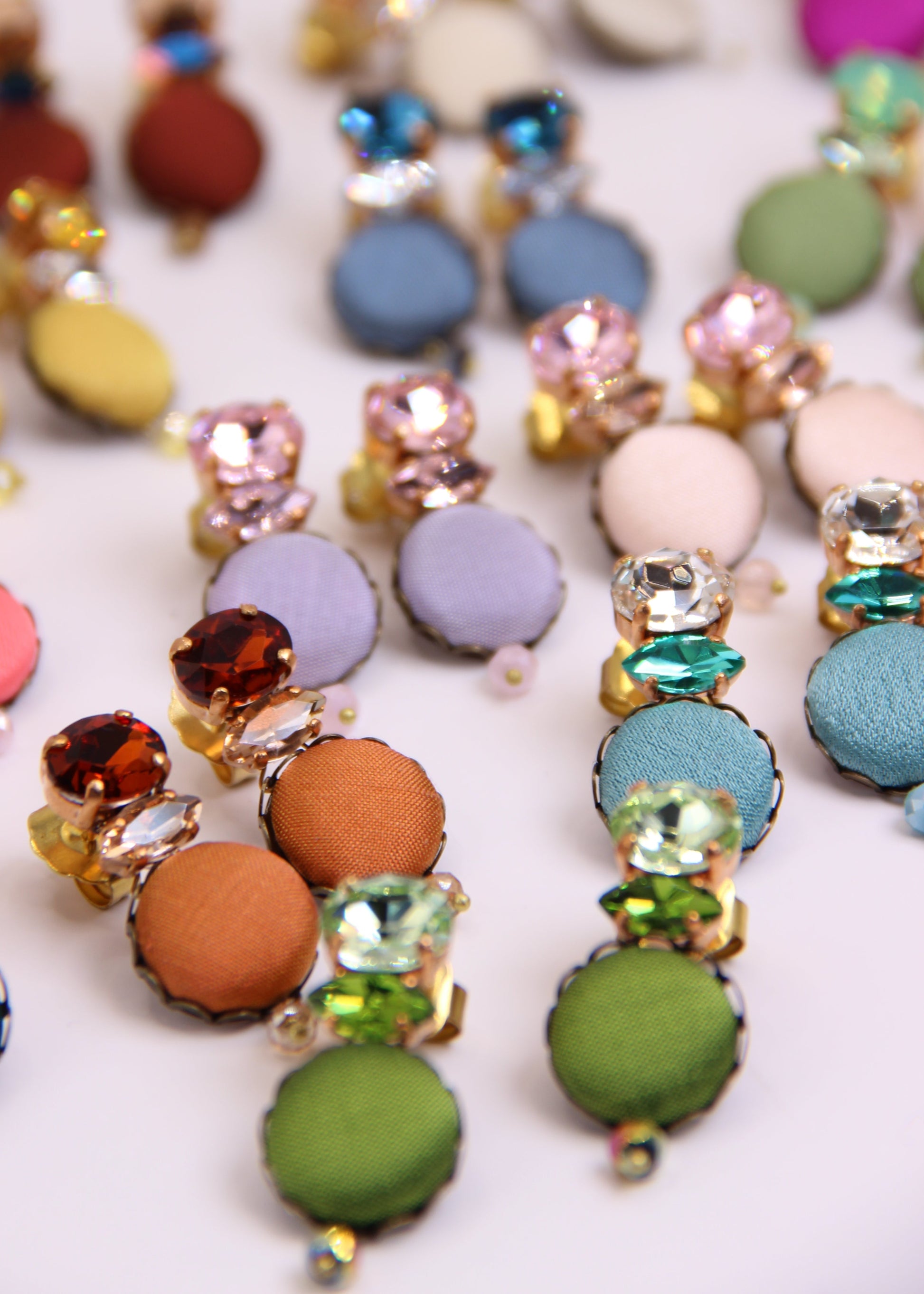 Orecchino artigianale Metropolitan realizzato da laura sciunnach bijoux modello Venezia con bottone in stoffa azzurra, cristalli tagliati e perlina pendente – gioiello fatto a mano, leggero e personalizzabile, ispirato alla città di Venezia.