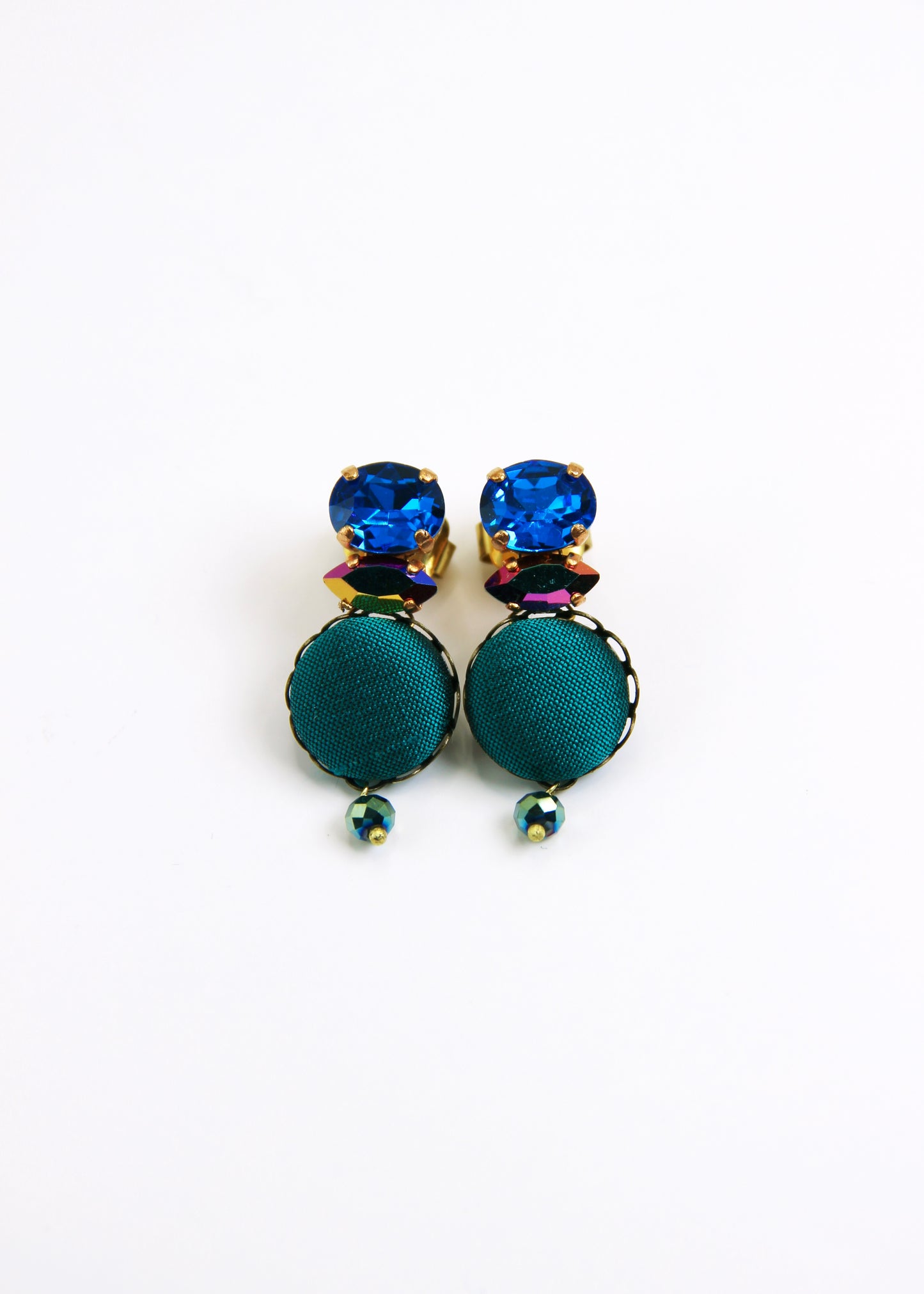 Orecchino artigianale Metropolitan realizzato da laura sciunnach bijoux modello Venezia con bottone in stoffa blu pavone, cristalli tagliati e perlina pendente – gioiello fatto a mano, leggero e personalizzabile, ispirato alla città di Venezia.