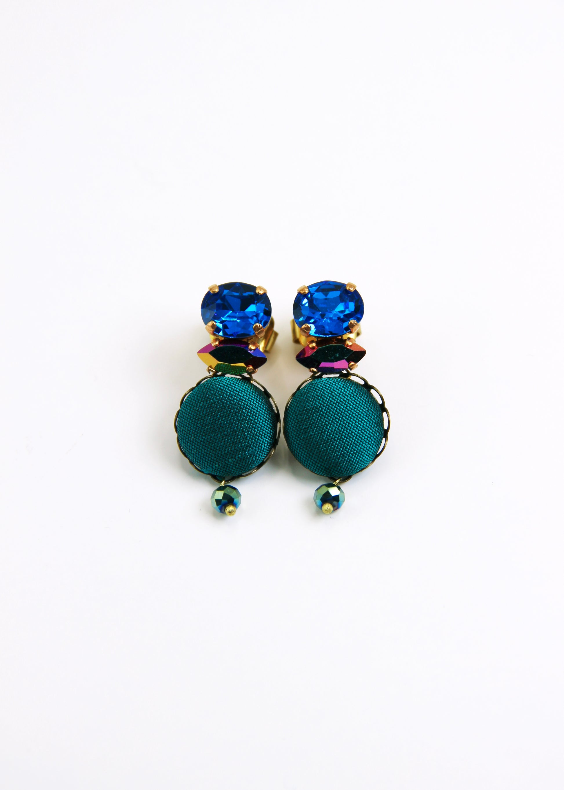 Orecchino artigianale Metropolitan realizzato da laura sciunnach bijoux modello Venezia con bottone in stoffa blu pavone, cristalli tagliati e perlina pendente – gioiello fatto a mano, leggero e personalizzabile, ispirato alla città di Venezia.