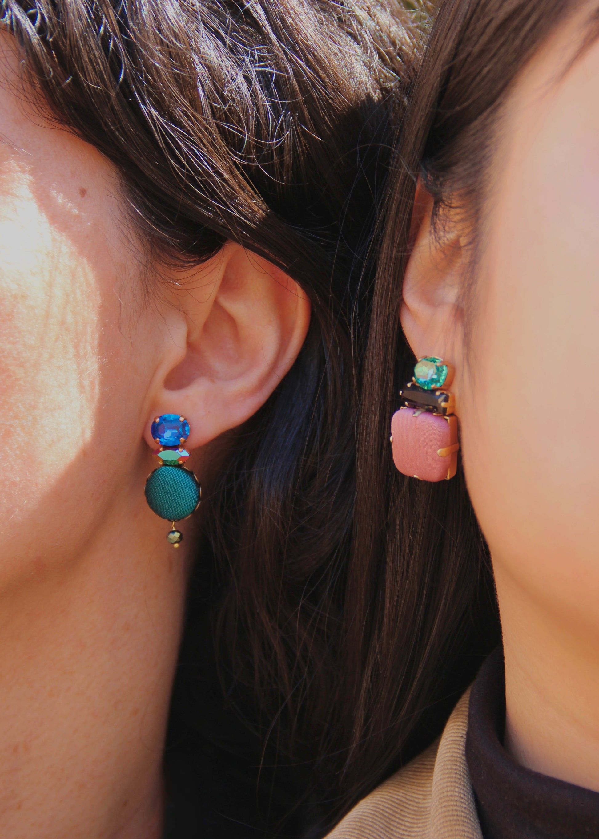 Orecchino artigianale Metropolitan realizzato da laura sciunnach bijoux modello Venezia con bottone in stoffa blu pavone, cristalli tagliati e perlina pendente – gioiello fatto a mano, leggero e personalizzabile, ispirato alla città di Venezia.