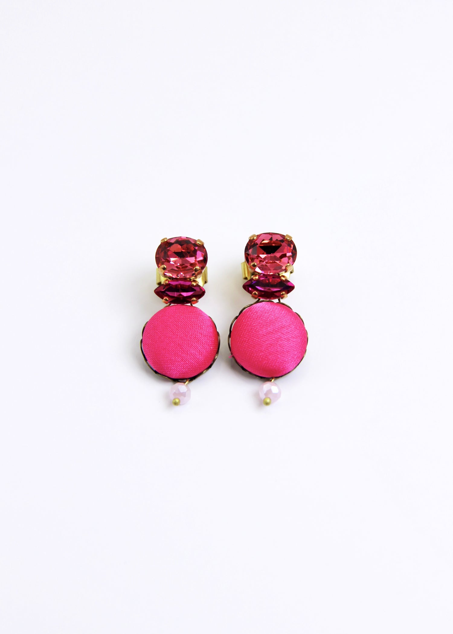 Orecchino artigianale Metropolitan realizzato da laura sciunnach bijoux modello Venezia con bottone in stoffa fucsia, cristalli tagliati e perlina pendente – gioiello fatto a mano, leggero e personalizzabile, ispirato alla città di Venezia.