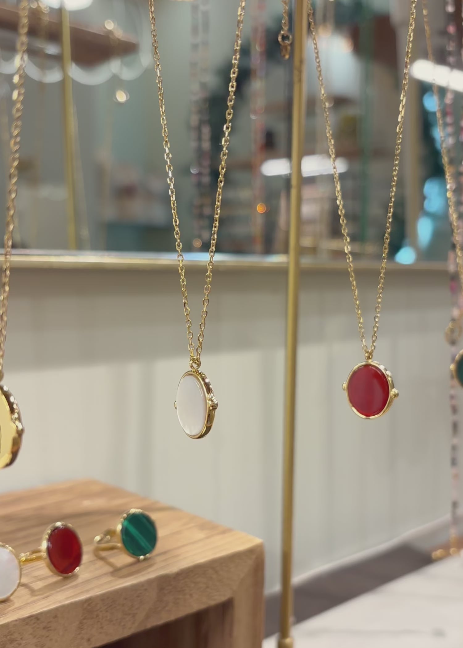 Collana in acciaio placcato oro con ciondolo ovale in pietra dura naturale e catena a maglia rettangolare fine. Disponibile in diversi colori, dal design elegante e senza tempo. Ogni pietra presenta variazioni naturali di colore e venature