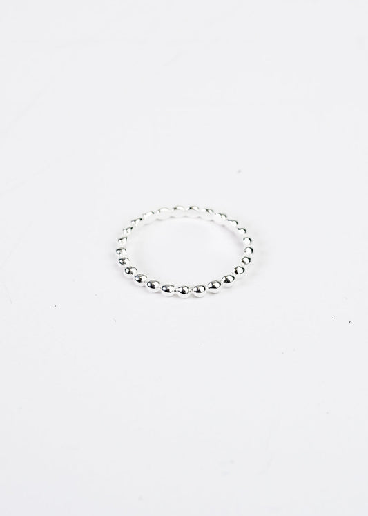 Anello a palline in argento 925, design minimal con lavorazione a piccole sfere lucide, gioiello artigianale disponibile in diverse misure, elegante e versatile da indossare ogni giorno.